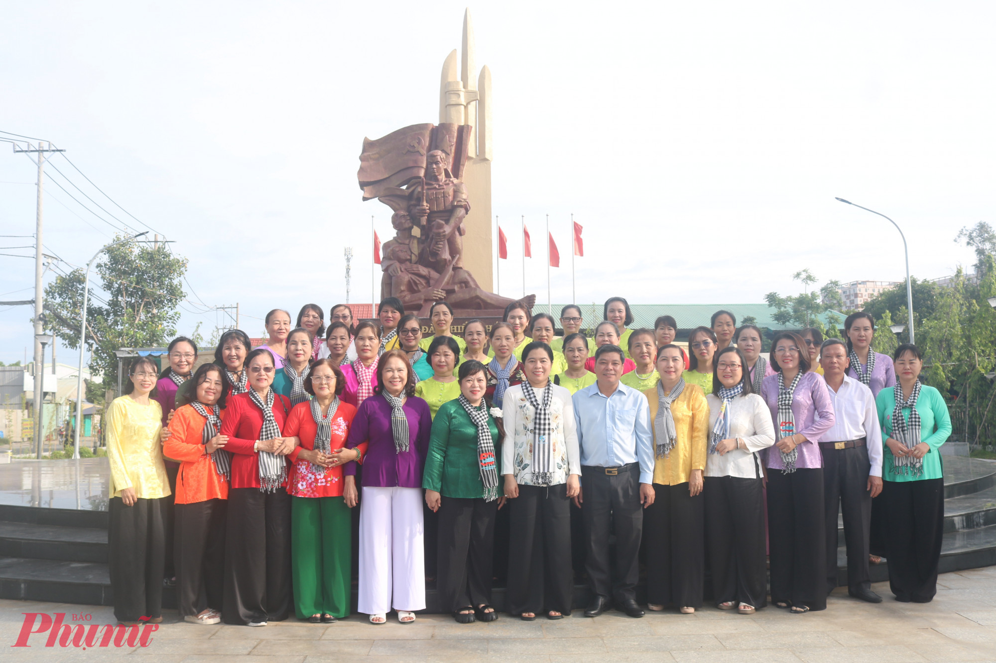 Đoàn dâng hương và chụp hình kỷ niệm tại Tượng đài chiến thắng Cánh Bắc Thủ Đức. 