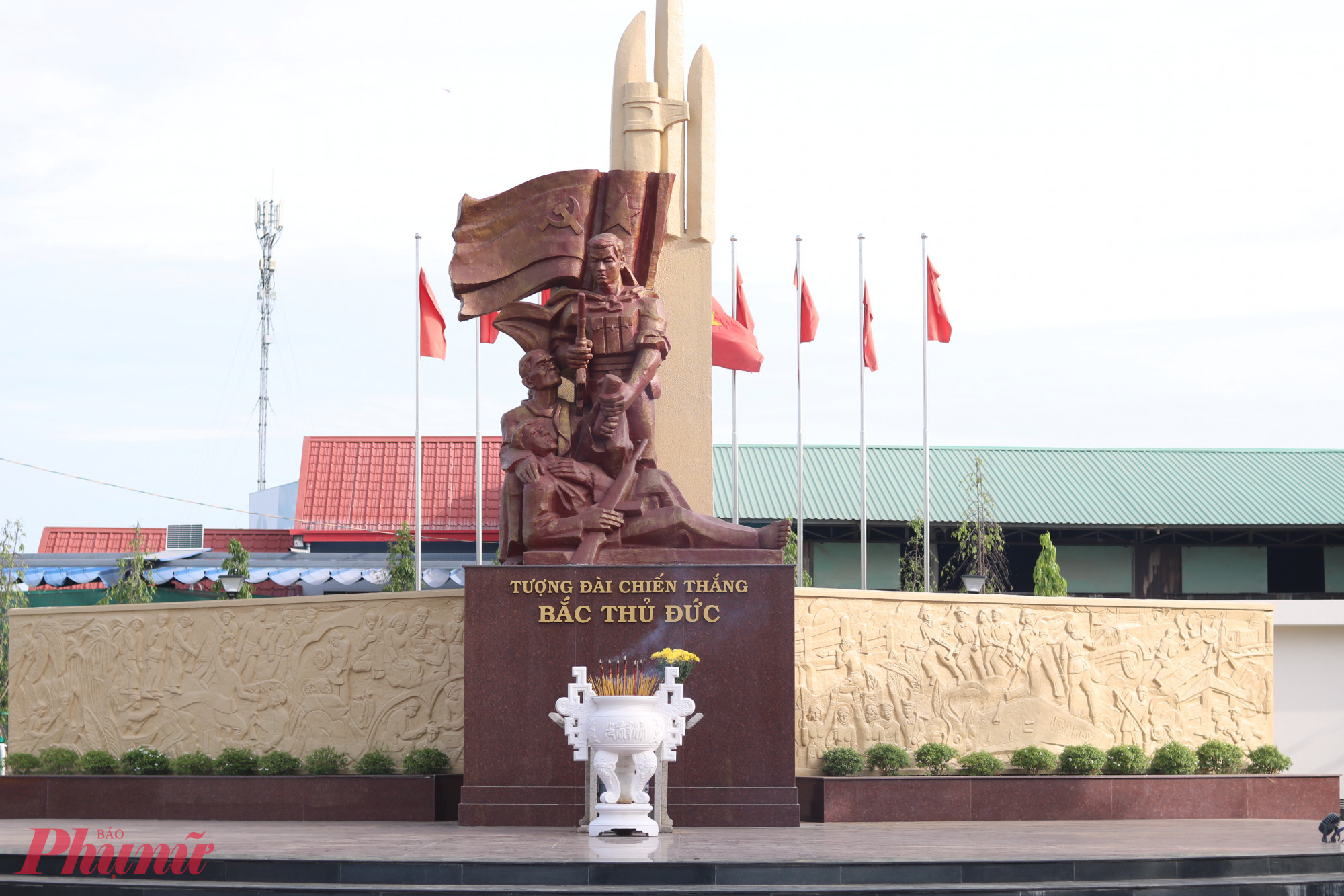 Tượng đài chiến thắng Cánh Bắc Thủ Đức nằm trên đường Bình Phú, phường Tam Bình, TPHCM. 
