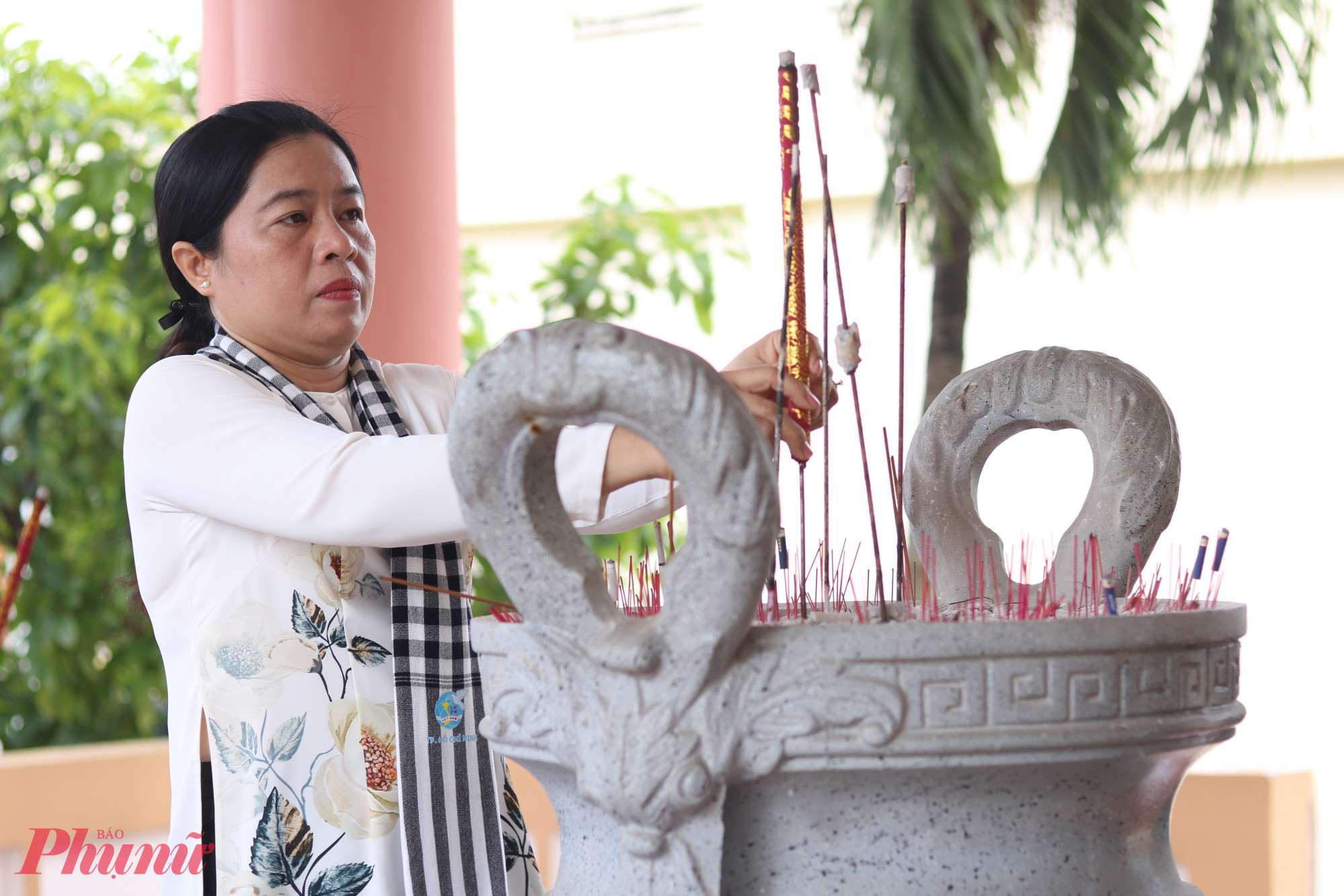 Bà Nguyễn Trần Phượng Trân – Bí thư Đảng uỷ, Chủ tịch Hội đồng nhân dân phường Tam Bình, TPHCM – dâng hương tại nhà bia ghi danh các anh hùng liệt sĩ phường Tam Bình, TP Thủ Đức (TPHCM cũ).