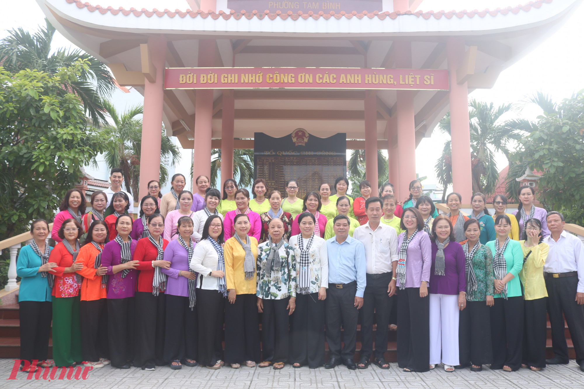 Đoàn dâng hương và chụp hình kỷ niệm tại nhà bia ghi danh các anh hùng liệt sĩ phường Tam Bình, TP Thủ Đức (TPHCM cũ).
