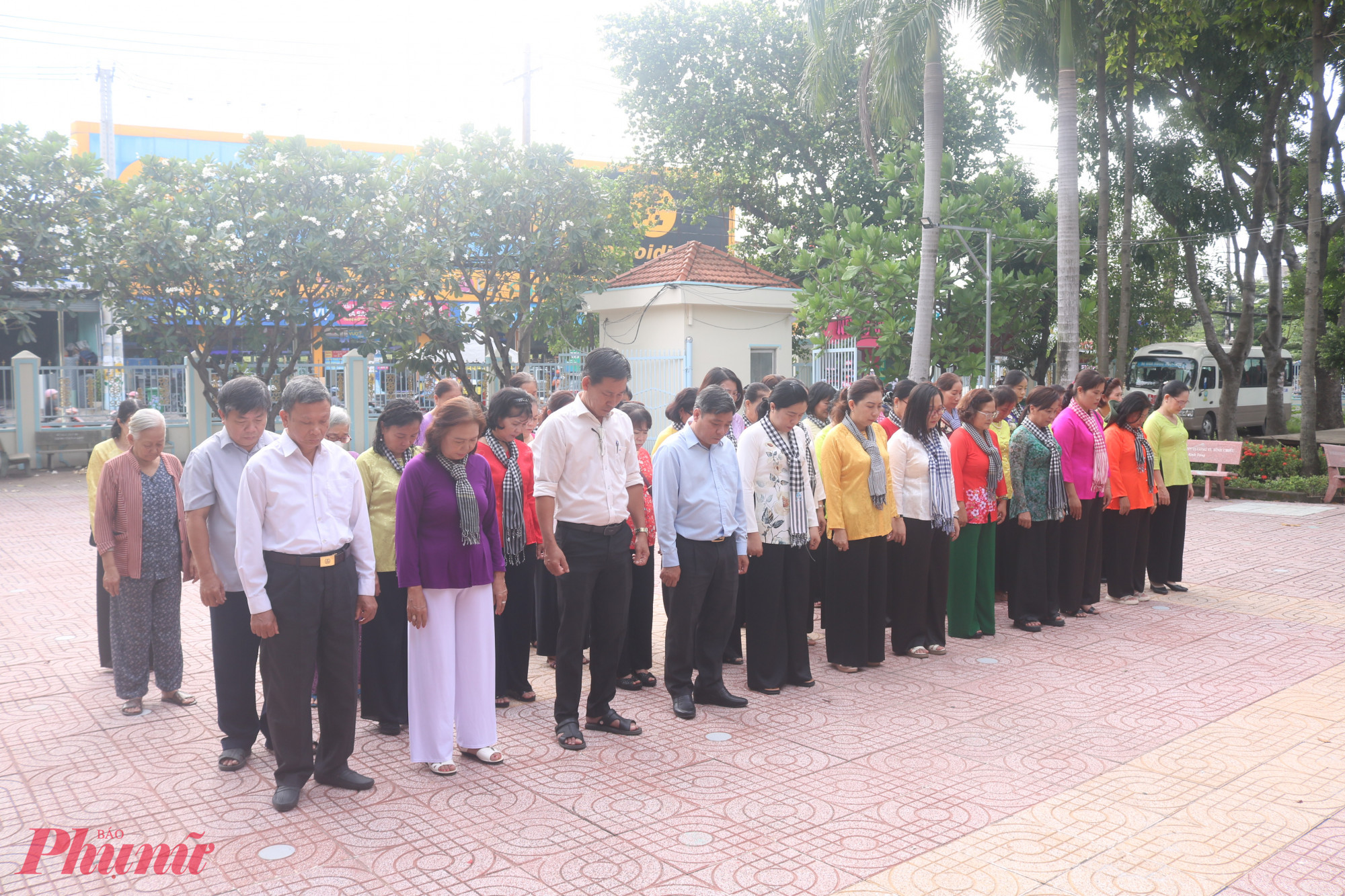 Tại nhà bia ghi danh các anh hùng liệt sĩ phường Bình Chiểu (TP Thủ Đức, TPHCM cũ), đại biểu dành phút mặc niệm tưởng nhớ những người con ưu tú của dân tộc đã anh dũng chiến đấu và hy sinh vì sự nghiệp đấu tranh giải phóng dân tộc, vì độc lập tự do của Tổ quốc. 