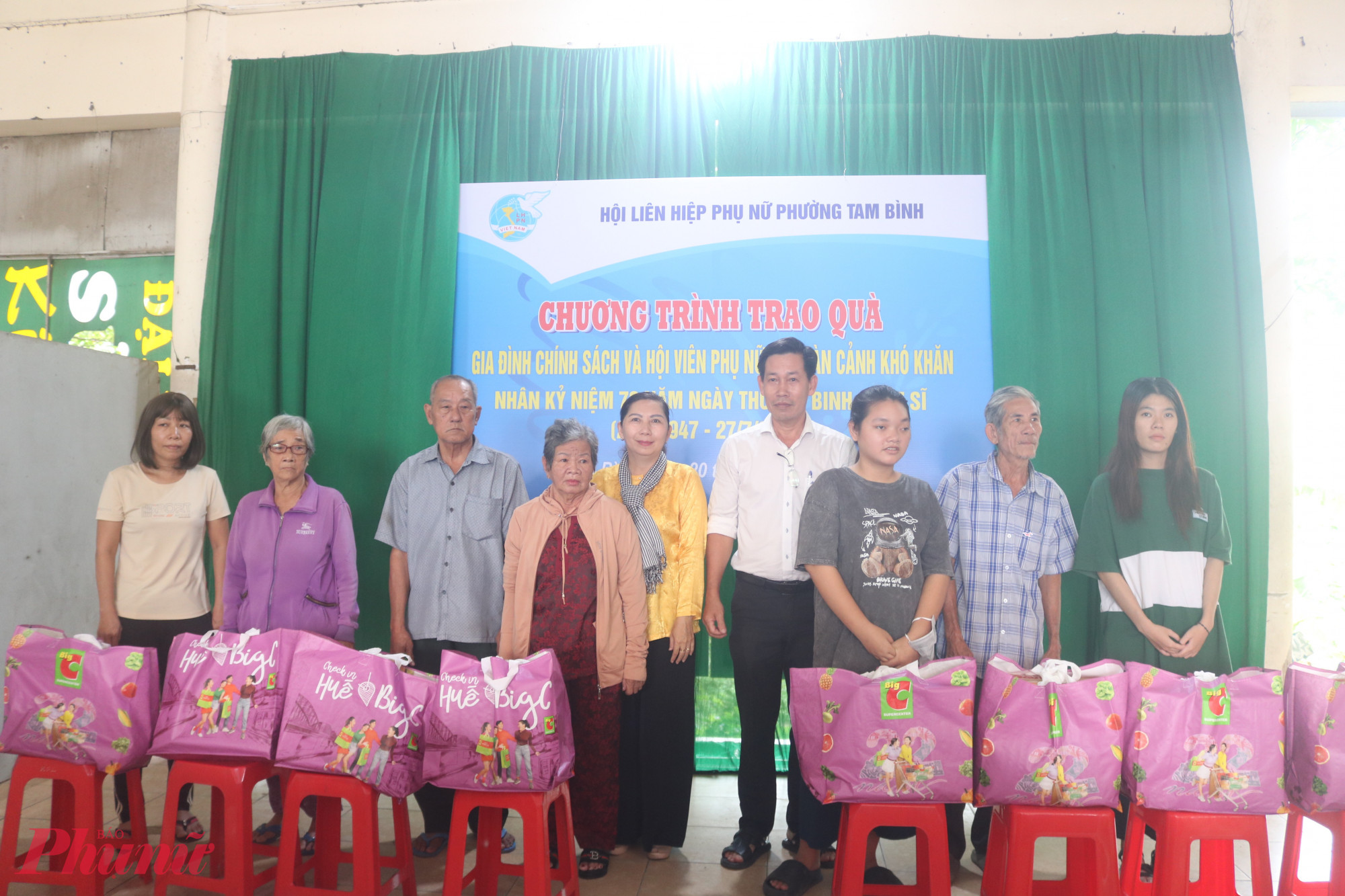 Những phần quà nghĩa tình của hội đã được trao đến đại diện các hộ gia đình. 