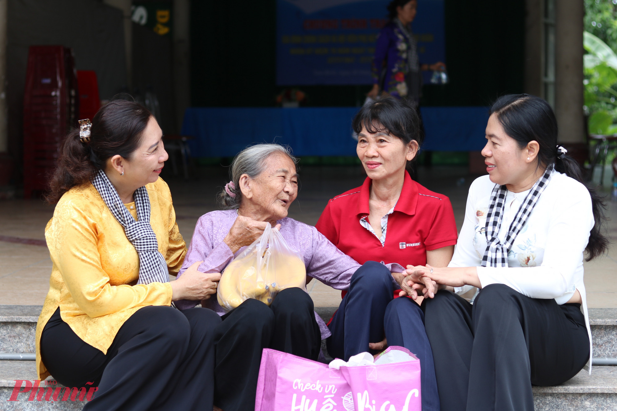 Bà Nguyễn Trần Phượng Trân (bìa phải) – Bí thư Đảng uỷ, Chủ tịch Hội đồng nhân dân phường Tam Bình, TPHCM và bà Nguyễn Thị Thanh Tuyền (bìa trái) – Phó chủ tịch Uỷ ban MTTQ, Chủ tịch Hội LHPN phường Tam Bình, TPHCM – hỏi thăm sức khoẻ, trao quà đến mẹ con bà Nguyễn Thị Tư (83 tuổi) ở khu phố 16, phường Tam Bình là hộ gia đình chính sách có hoàn cảnh khó khăn. 