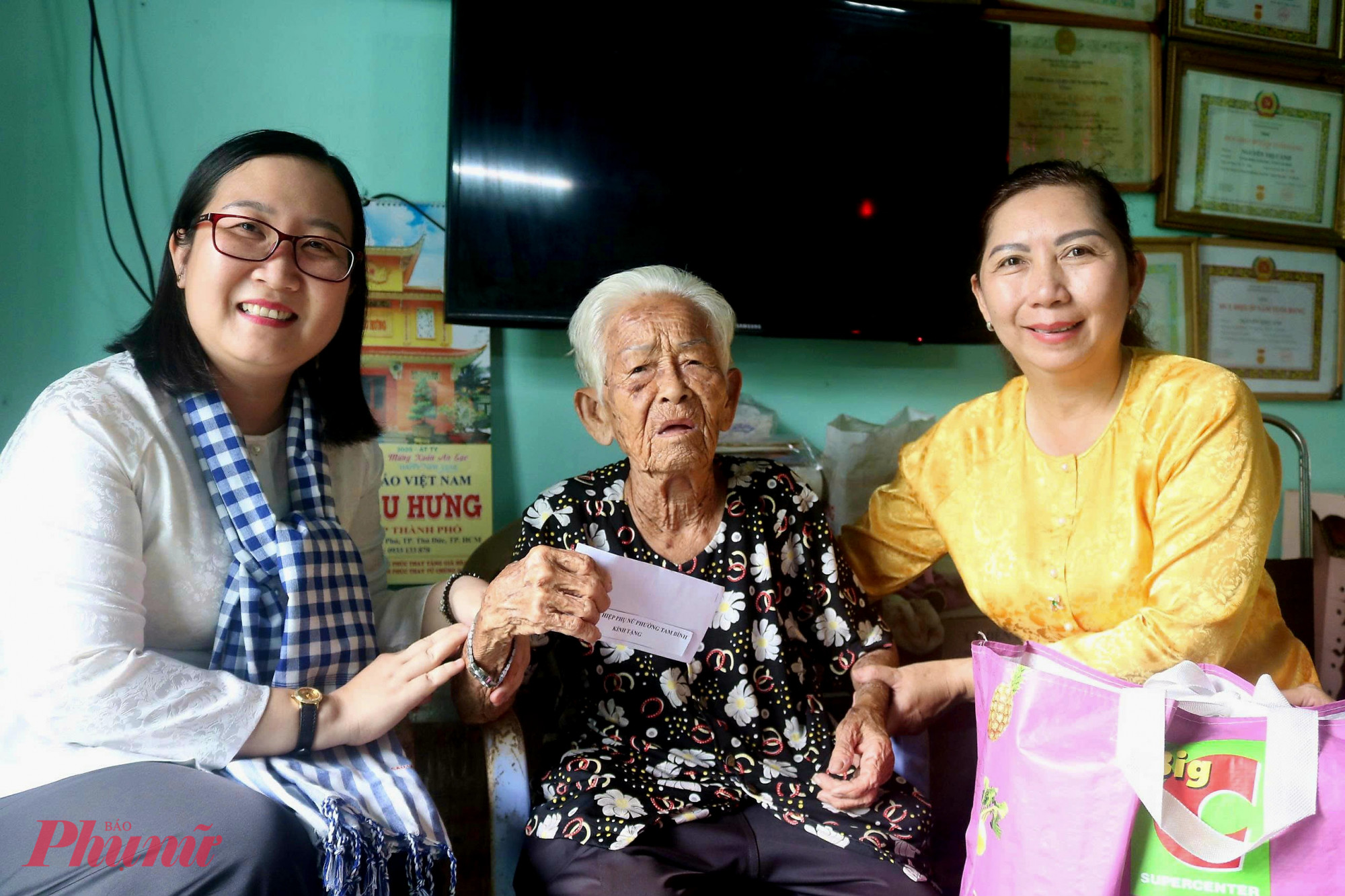 Bà Nguyễn Thị Cảnh (giữa) rất xúc động khi thấy đoàn cán bộ hội ghé thăm, trao quà cho mình.