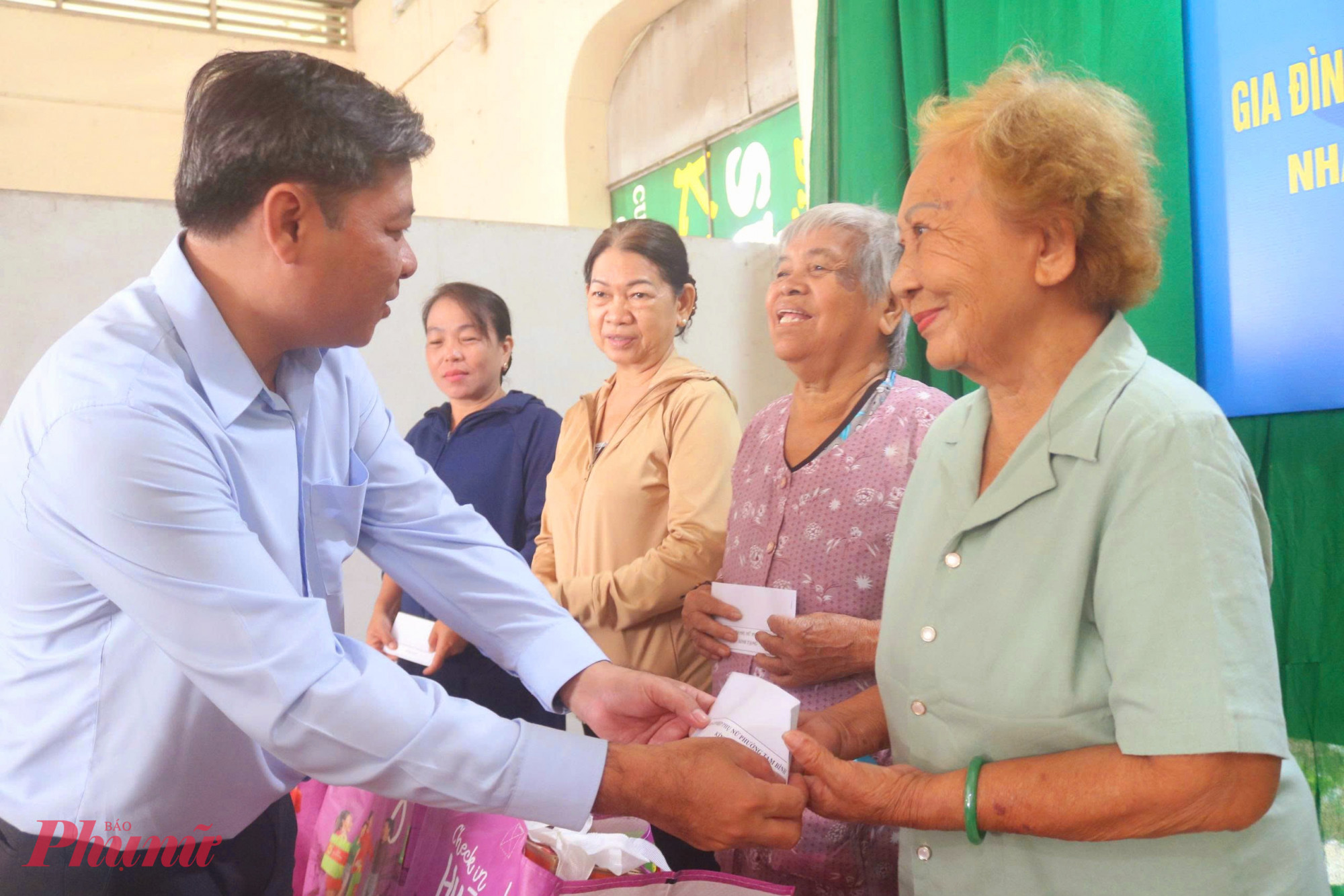 Ông Châu Thanh Nhã – Chủ tịch Uỷ ban MTTQ phường Tam Bình, TPHCM – trao quà đến đại diện các hộ dân.
