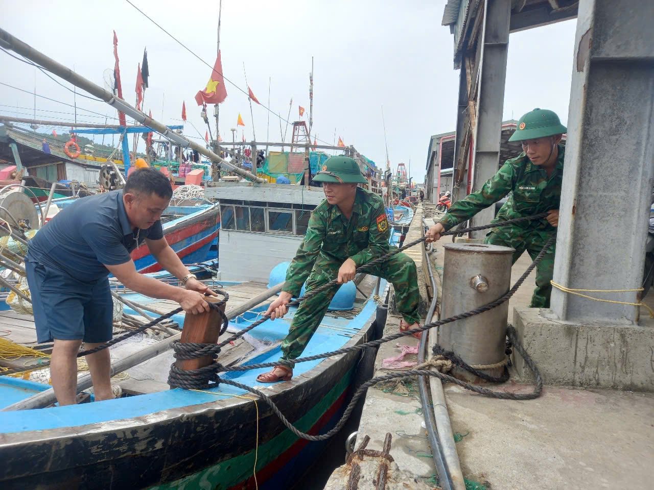 Bộ đội Biên phòng Nghệ An kêu gọi, hỗ trợ ngư dân neo đậu thuyền tránh bão - Ảnh: Lê Thạch