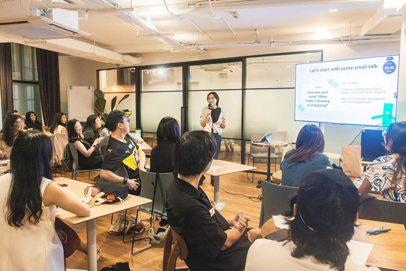 Người trưởng thành học cách… trò chuyện Những người trẻ học cách tự tin trong cuộc trò chuyện hằng ngày tại hội thảo School of Yapping, Singapore - Nguồn ảnh: Friend Zone