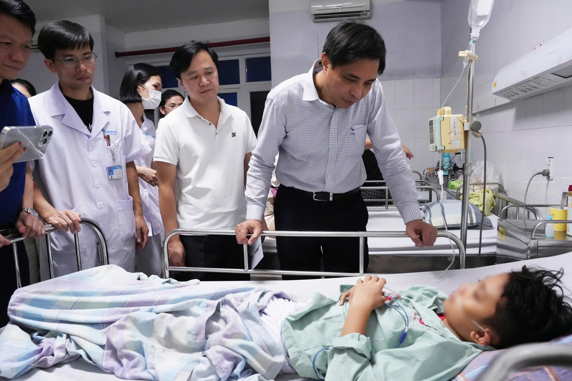 Một bệnh nhi sống sót trong vụ lật tàu - ảnh: T.T