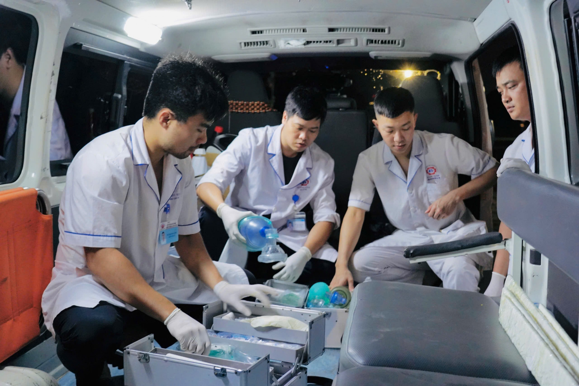 Các bác sĩ được huy động cấp cứu bệnh nhân - ảnh: T.T