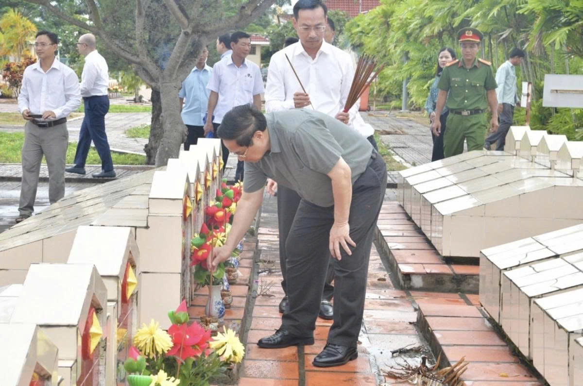 Thủ tướng Phạm Minh Chính thắp hương tri ân các anh hùng liệt sĩ - Ảnh VOV