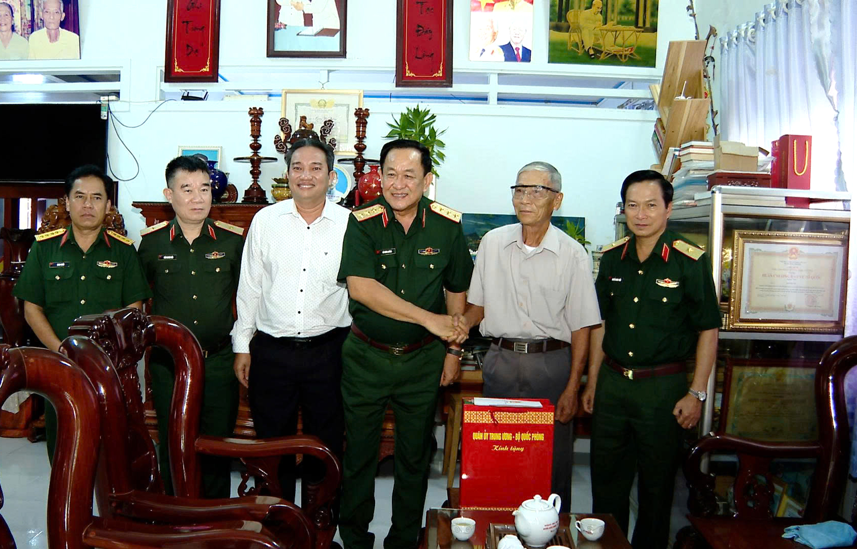 Đoàn công tác Bộ Quốc phòng thăm gia đình anh hùng vũ trang nhân dân Huỳnh Trí - Ảnh Phương Vũ