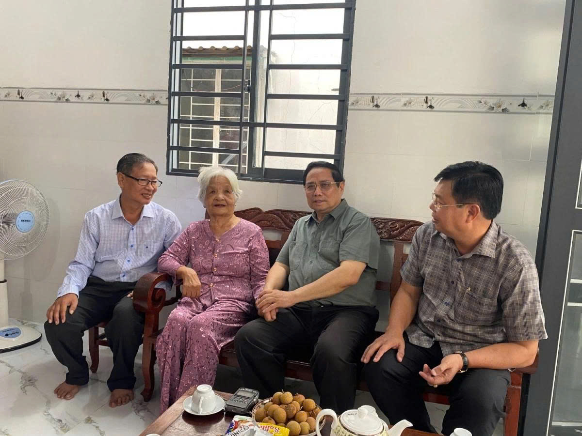 Thủ tướng Phạm Minh Chính thăm gia đình chính sách bà Nguyễn Thị Có - Ảnh VOV