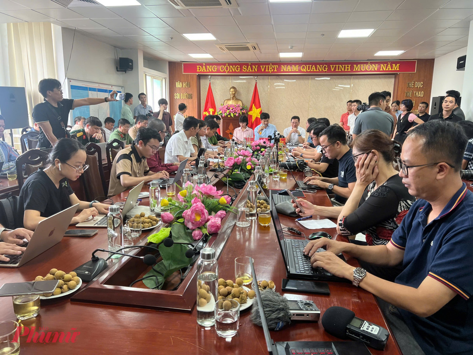 Rất nhiều câu hỏi được đặt ra tại buổi họp báo.
