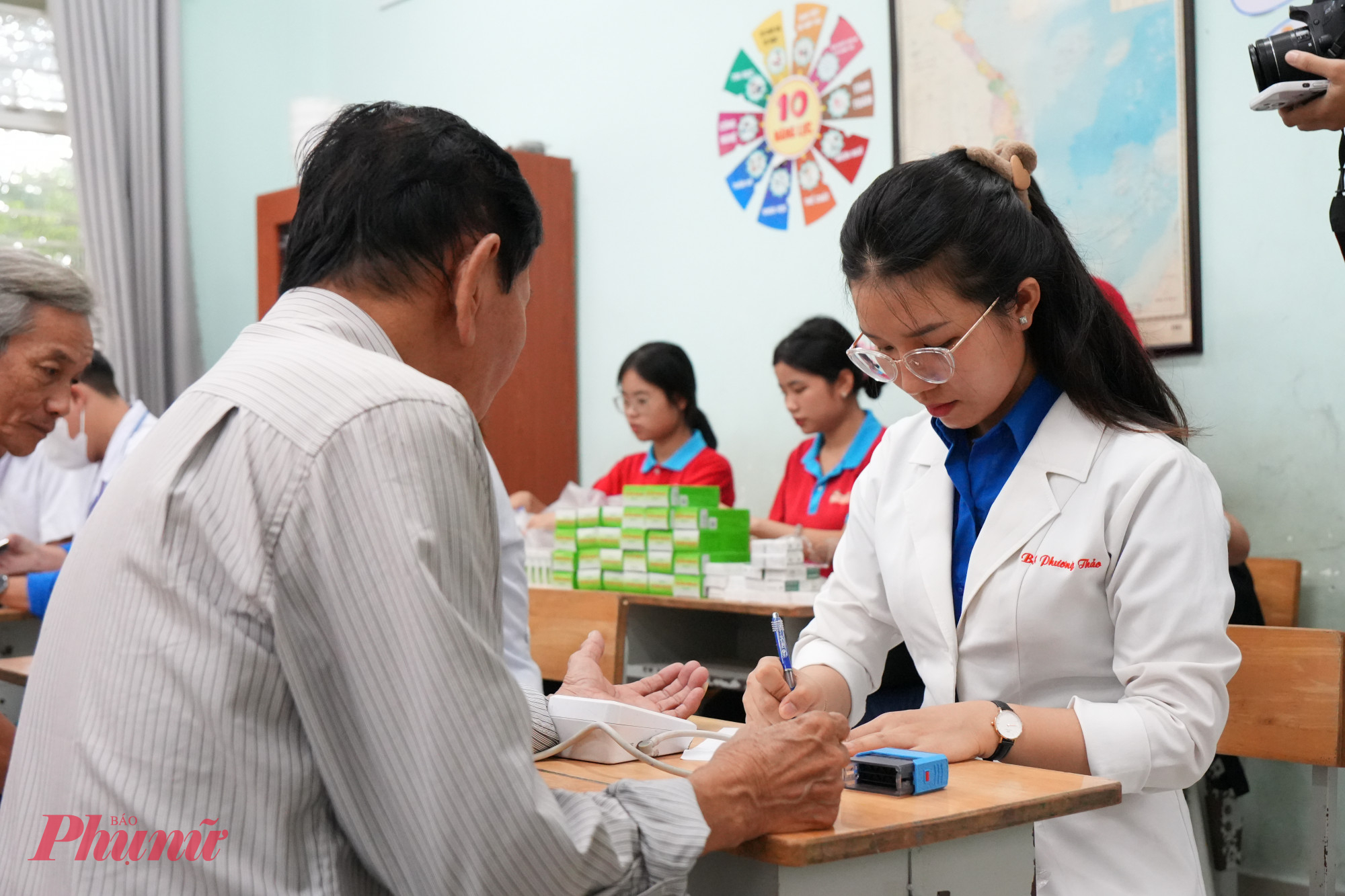 Đoàn viên thanh niên phường Bình Lợi Trung phối hợp cùng Hội cựu chiến binh xã tổ chức thăm khám sức khoẻ cho người cao tuổi sống trên địa bàn.