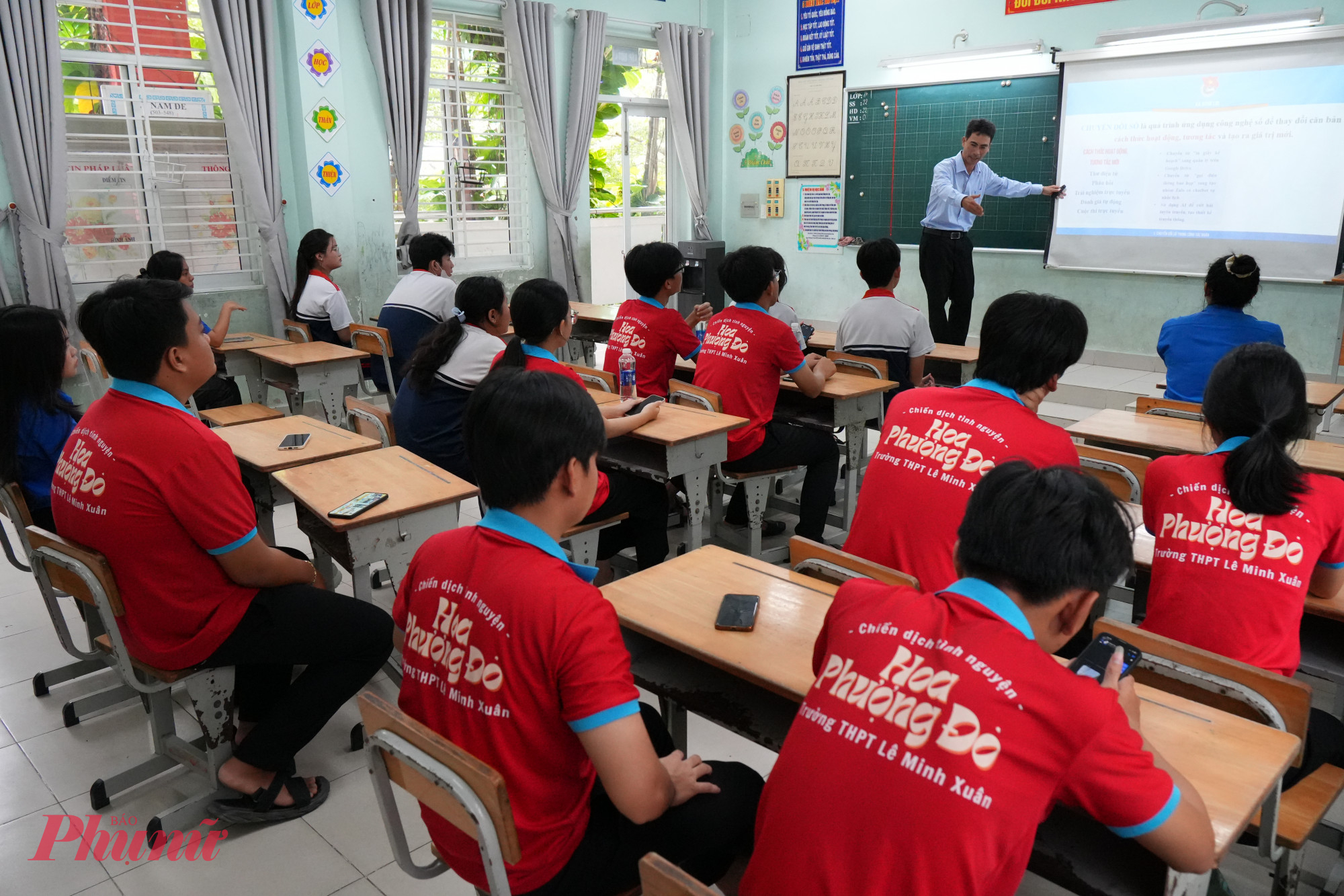 Công đoàn giáo viên, Đoàn trường THPT Lê Minh Xuân phối hợp cùng tổ chức tập huấn chuyển đổi số cho cán bộ đoàn và học sinh trên địa bàn.