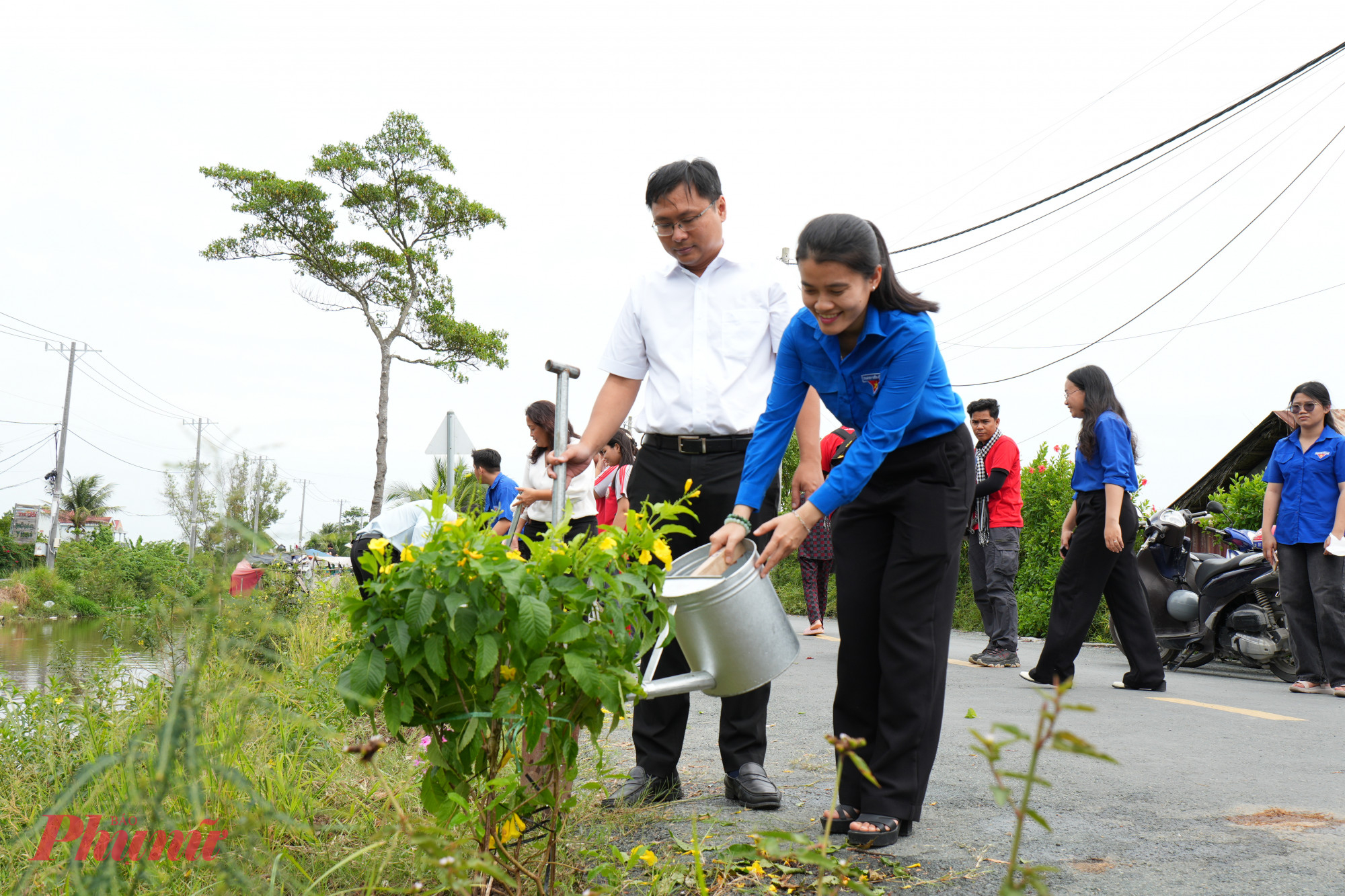 Ông Trương Minh Tước Nguyên - Bí thư Đảng ủy, Chủ tịch Hội đồng nhân dân xã cùng bà Nguyễn Kim Xuân – Đảng ủy viên, Phó Chủ tịch Uỷ ban MTTQ Việt Nam xã, Bí thư Đoàn xã Bình Lợi cùng đoàn viên, thanh niên trồng hoa 