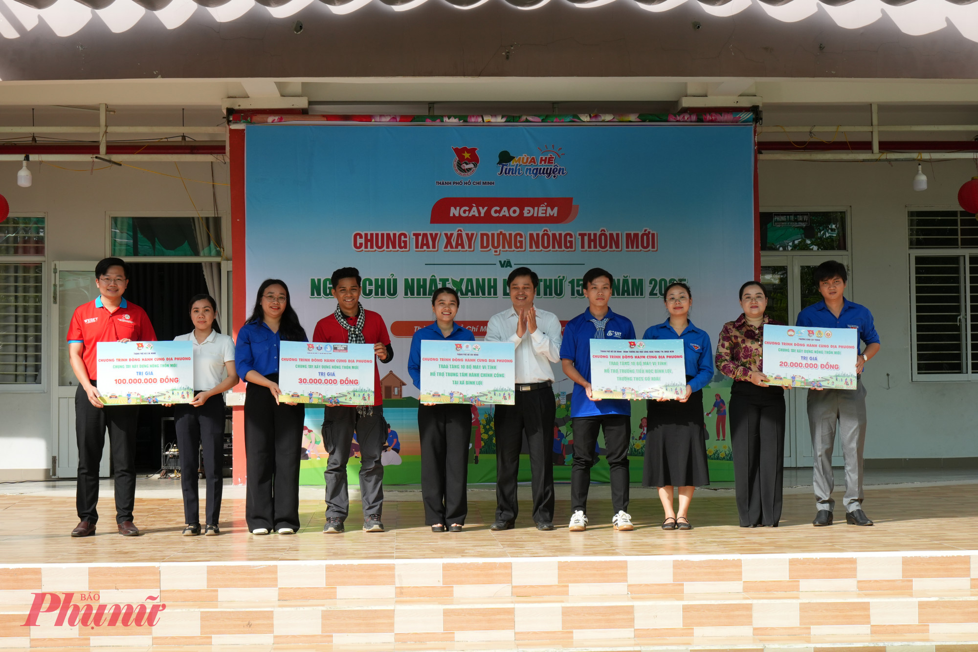 Đại diện Ban Thường vụ Đoàn xã Bình Lợi nhận bảng tượng trưng các nguồn lực từ các đơn vị đồng hành