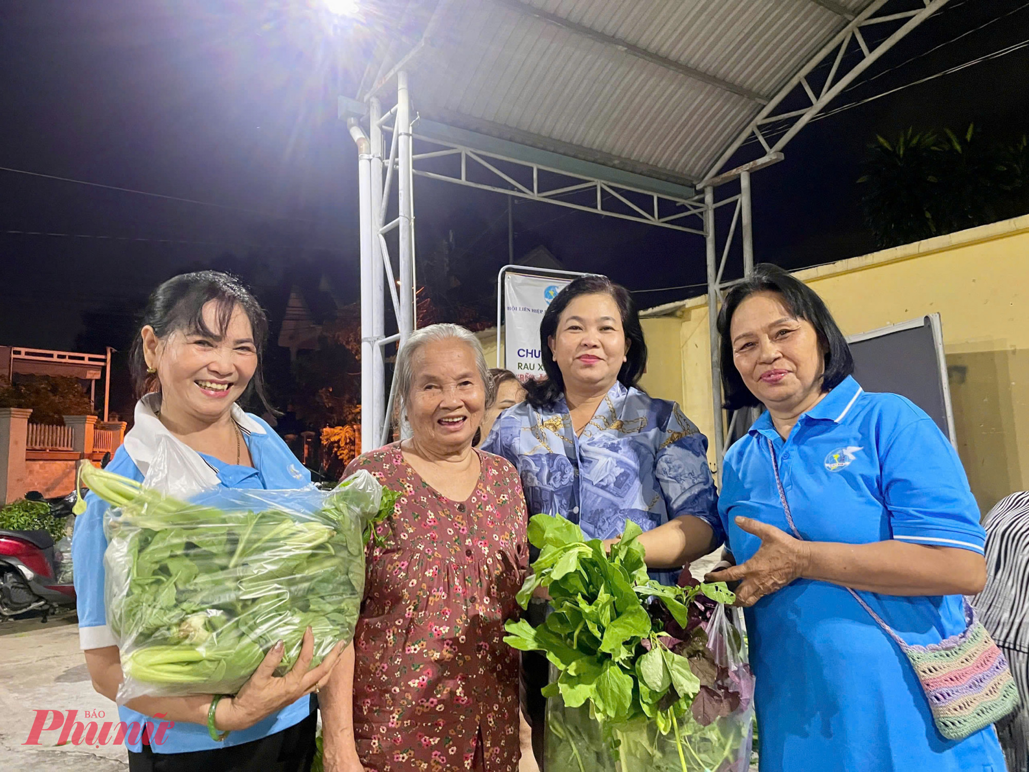 Chi hội phụ nữ khu phố 2 - phát tặng rau sạch cho người dân, người lao động trên địa bàn khu phố 