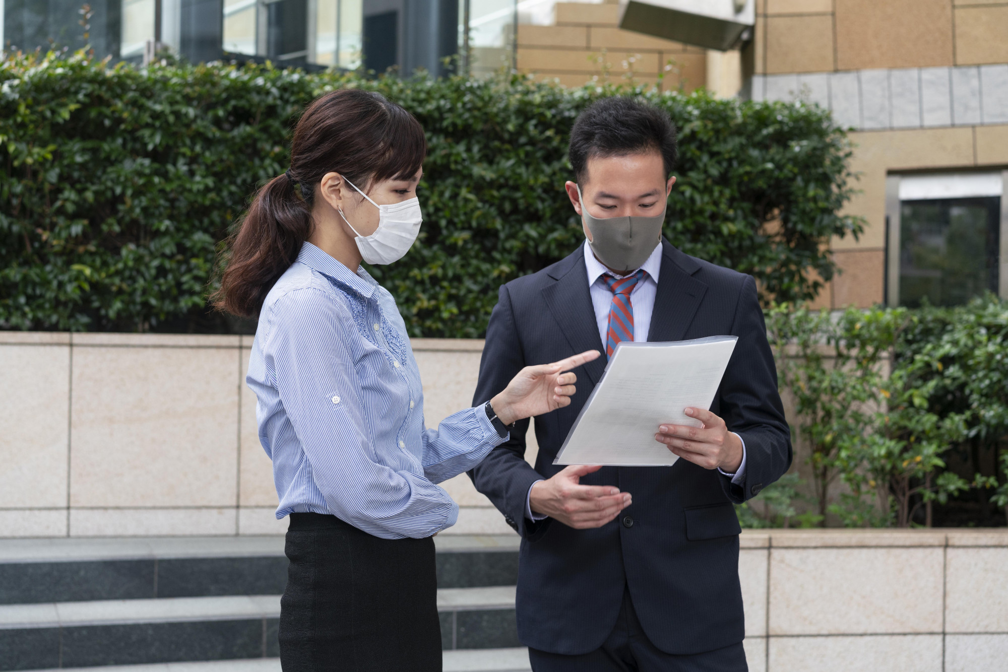 Công sở là môi trường dễ ngoại tình nhất? (ảnh Freepik)