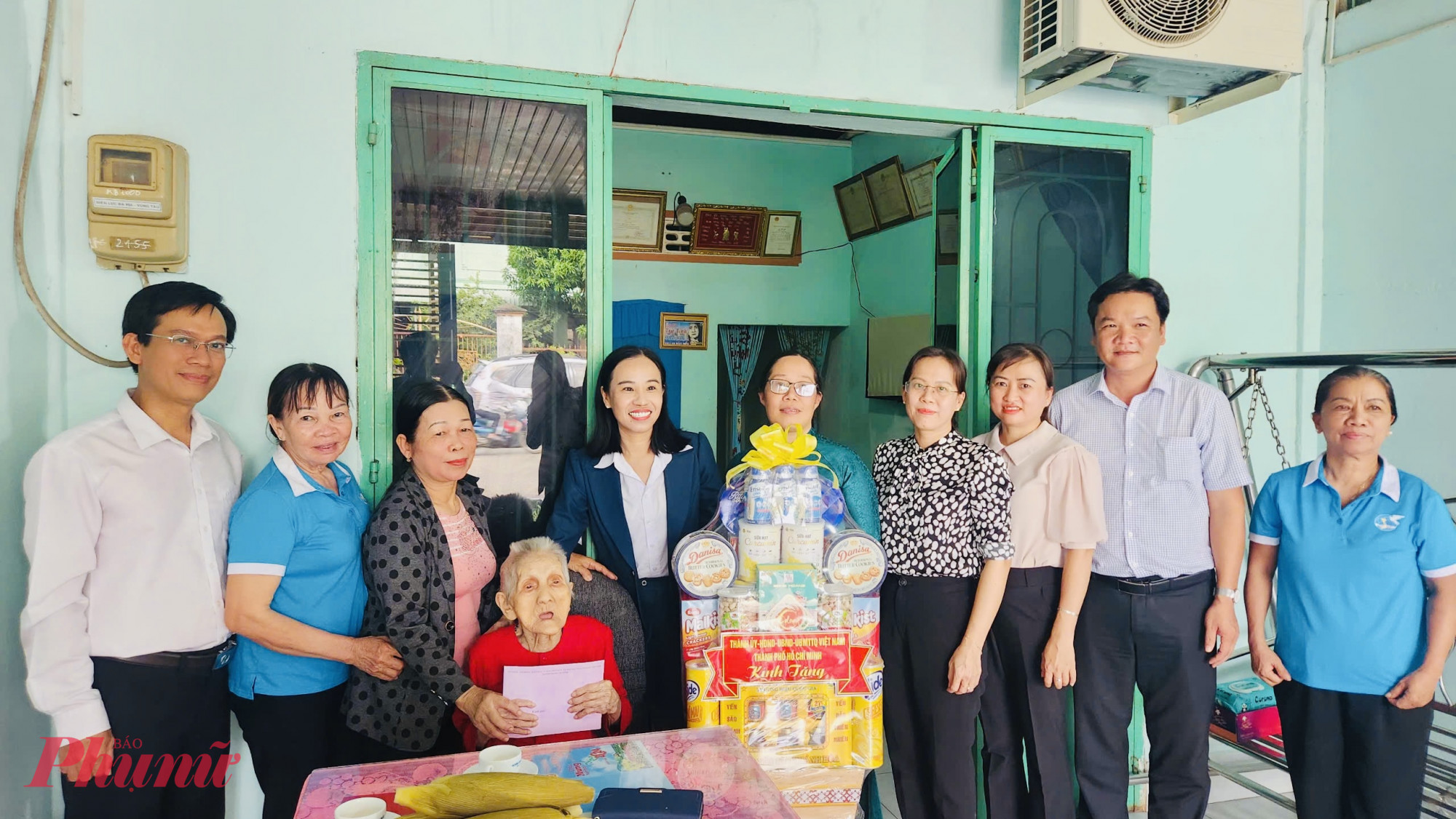 Bà Võ Ngọc Thanh Trúc – Phó chủ tịch Uỷ ban MTTQ Việt Nam TPHCM, Chủ tịch Hội LHPN TPHCM thăm hỏi, động viên và tặng quà đến gia đình Mẹ Việt Nam Anh hùng Lại Thị Bạn