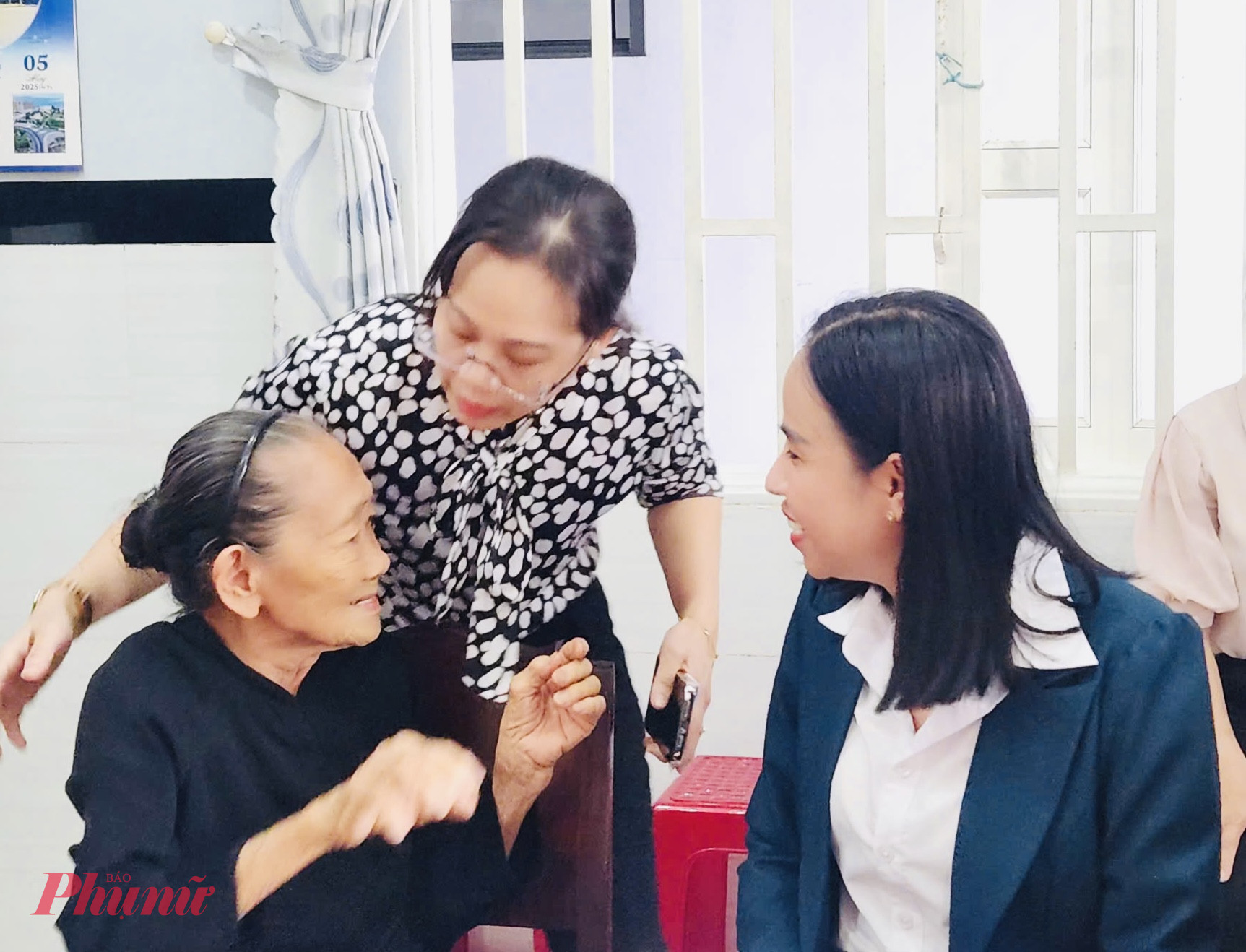 Đoàn đến thăm và tặng quà Mẹ Việt Nam Anh hùng La Thị Biên