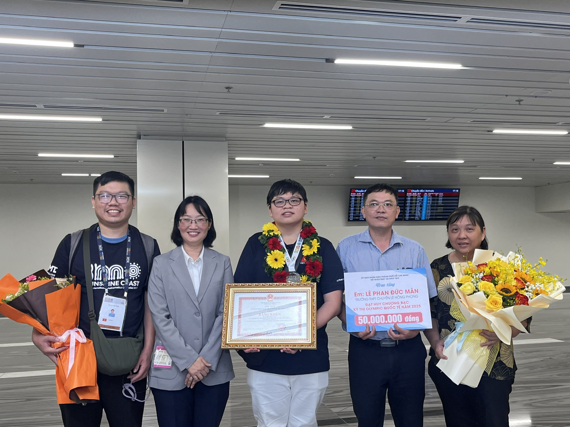 Phó Chủ tịch UBND TPHCM Trần Thị Diệu Thúy trao tặng bằng khen và 50 triệu đồng cho em Lê Phan Đức Mân, học sinh Trường THPT chuyên Lê Hồng Phong - Ảnh: M.D.