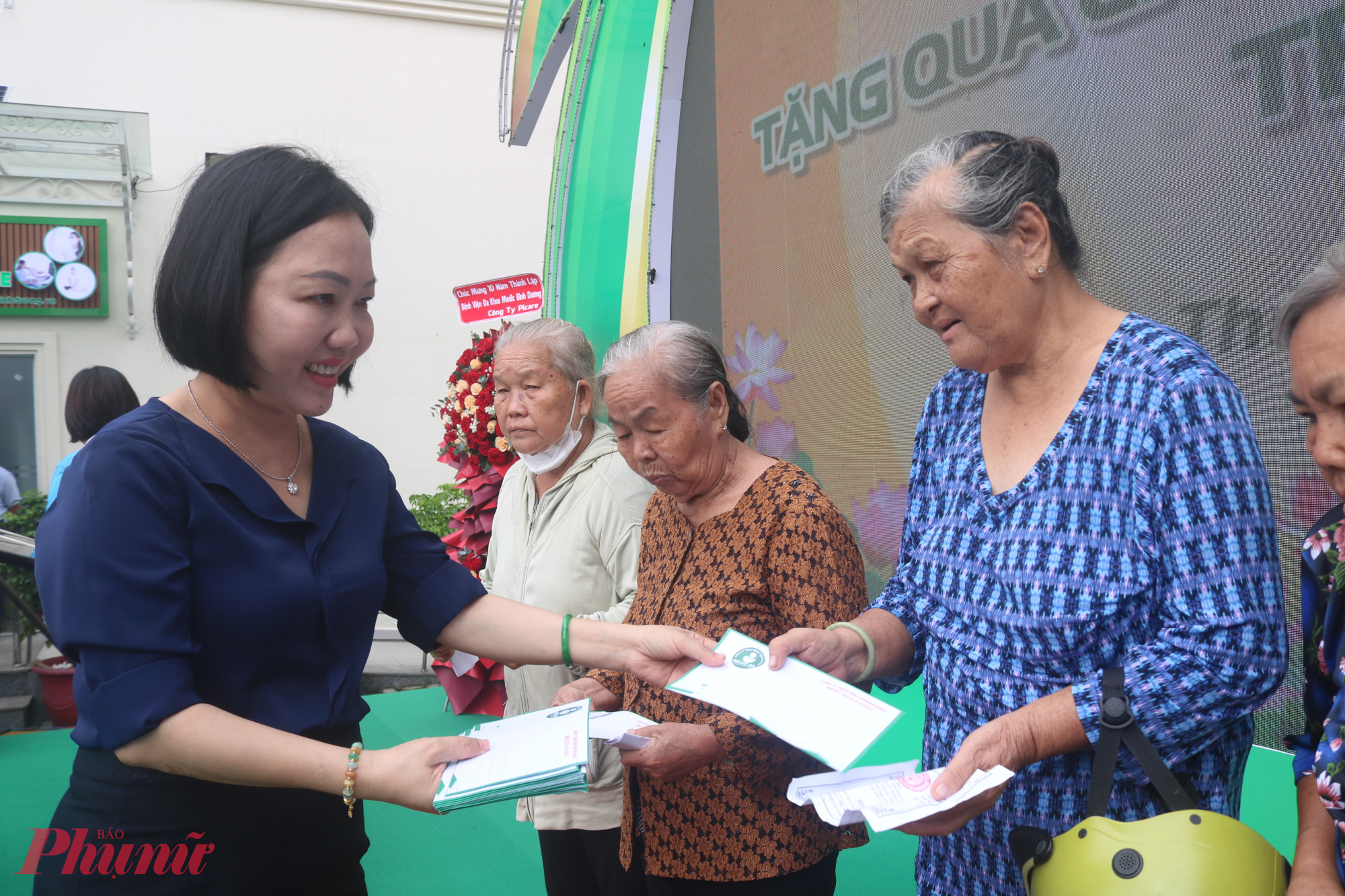 Bà Nguyễn Thu Cúc – Bí thư Đảng uỷ, Chủ tịch Hội đồng nhân dân phường Thủ Dầu Một, TPHCM – trao quà cho hội viên phụ nữ có hoàn cảnh khó khăn.