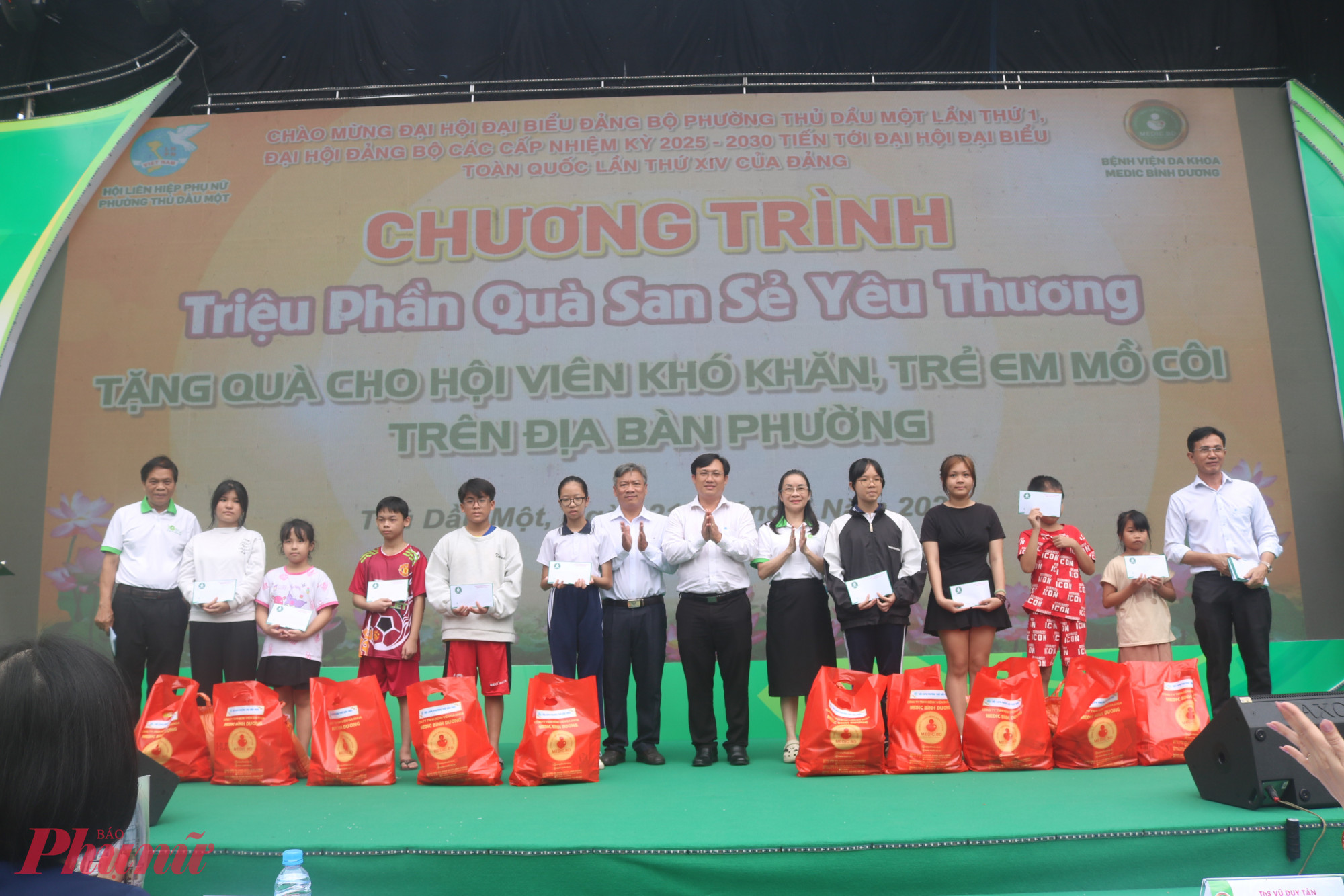 Ban tổ chức trao quà cho các em nhỏ.