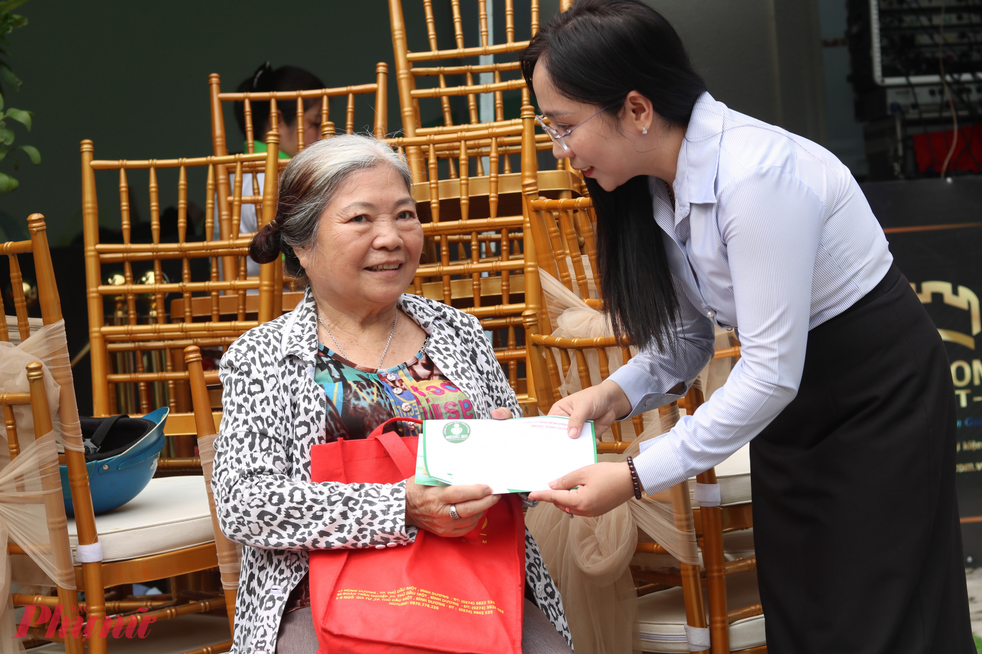 Bà Trần Thị Hồng Ân xúc động khi được bà Lê Thị Thuý Hà – Phó chủ tịch Uỷ ban MTTQ, Chủ tịch Hội LHPN phường Thủ Dầu Một - trao phần quà vô cùng ý nghĩa. 