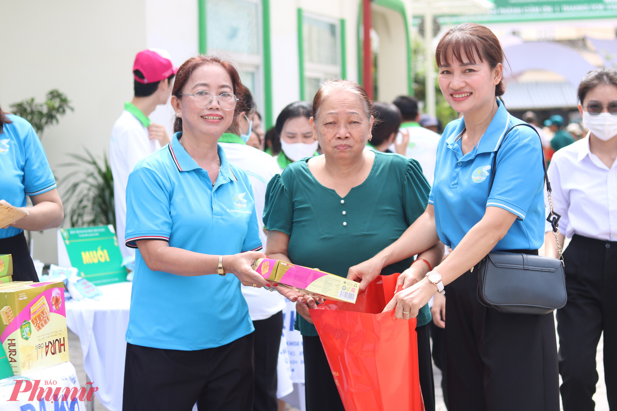 Quà trao tay trong niềm vui của cả người nhận lẫn người trao. 