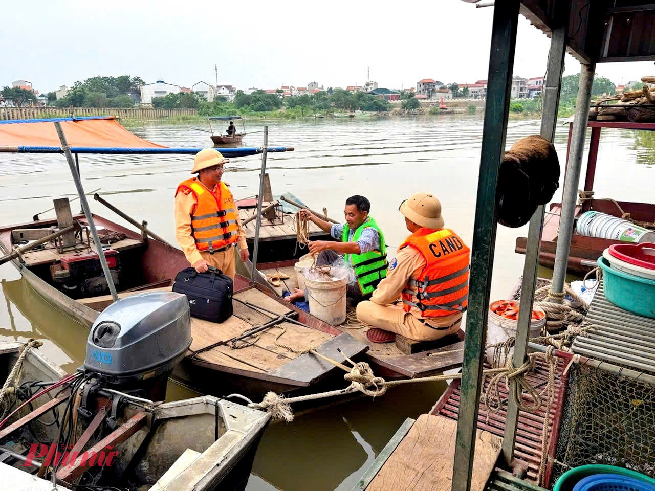 Đội Cảnh sát đường thủy số 1 tổ chức kiểm tra, tuyên truyền trên sông Hồng.