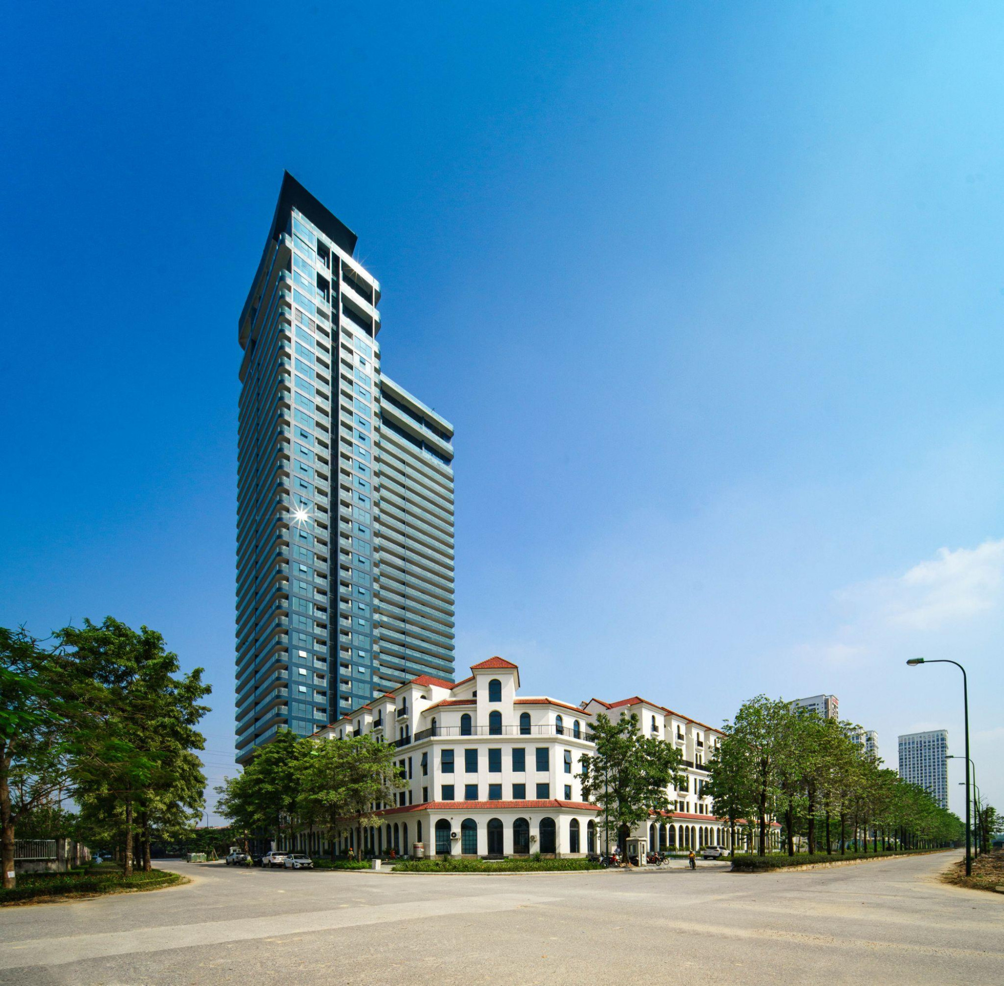 Khách “săn” nhà phố Sunshine Group giá hời tối 18/7: Sổ đỏ lâu dài, sắp bàn giao, khai thác ngay Dự án đã đi vào vận hành từ cuối 2023, mật độ 6-8 căn/sàn, hoàn thiện nội thất liền tường cao cấp cùng hạ tầng Smart Home - Smart Living tiên tiến, kết hợp hệ tiện ích 5 sao gồm bể bơi trong nhà, bể bơi ngoài trời, đường dạo bộ liên khu, không gian thể thao đa năng như bóng bàn, billiards, nhà sinh hoạt cộng đồng…