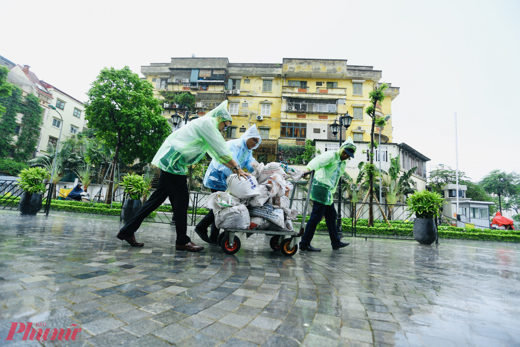 Những bao cát lớn được người dân mang chặn cửa kính, tránh khi bão đổ bộ gây ra những thiệt hại.