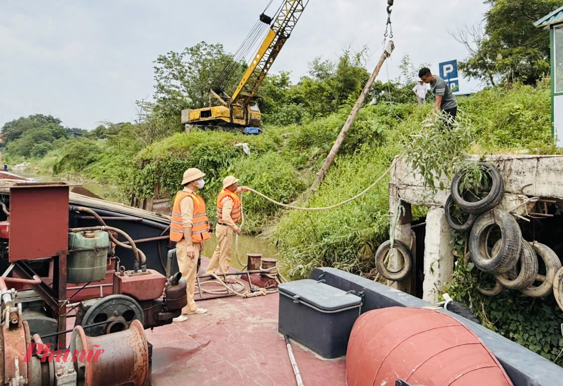 Người dân neo đậu tàu thuyền theo hướng dẫn của lực lượng chức năng, bảo đảm an toàn trong mùa mưa bão.