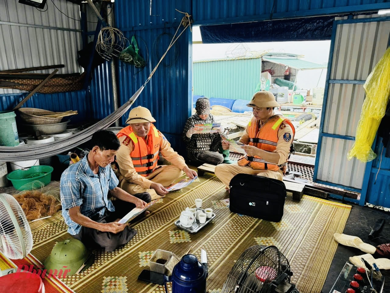 Công an Hà Nội tiến hành kiểm tra dọc tuyến sông Hồng, chuẩn bị sẵn sàng các phương án, trang thiết bị để ứng trực các tình huống xấu có thể xảy ra khi bão ảnh hưởng tới đất liền.
