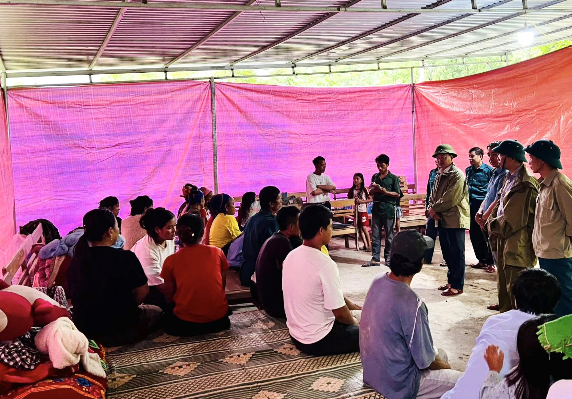 Lực lượng chức năng quây bạt, kê ghế làm nơi ngủ tạm cho người dân - Ảnh: Khánh Trung