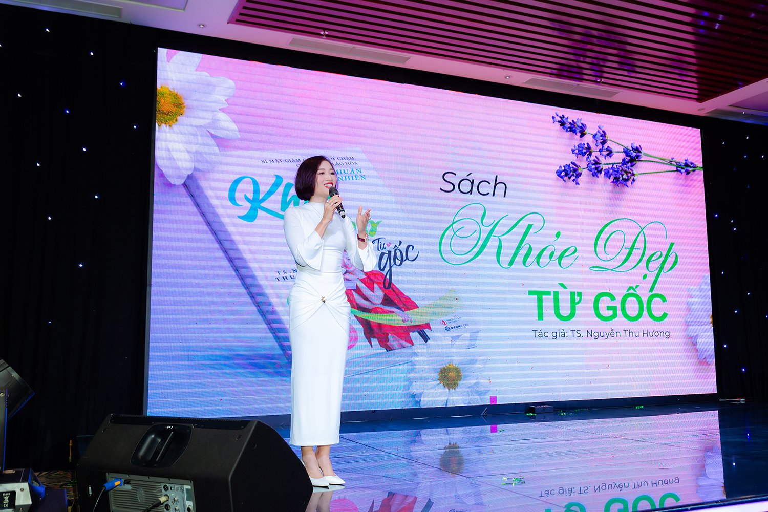 Mặc dù đã rời xa showbiz nhiều năm và không còn xuất hiện thường xuyên trong các hoạt động nghệ thuật, Á hậu Quý bà Thế giới Nguyễn Thu Hương vẫn khiến công chúng bất ngờ bởi nhan sắc rạng rỡ, vóc dáng thon gọn và nguồn năng lượng tích cực ở tuổi 45. Không chỉ sở hữu vẻ ngoài trẻ trung, người đẹp còn khiến nhiều người ngỡ ngàng khi từng chia sẻ độ tuổi sinh học của cô chỉ ở mức 20.
