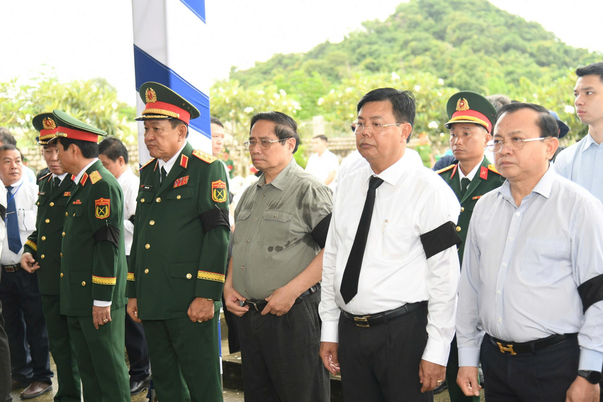 Thủ tướng Phạm Minh Chính cùng đoàn công tác làm lễ tưởng niệm các liệt sĩ đã hy sinh - Ảnh Phương Vũ