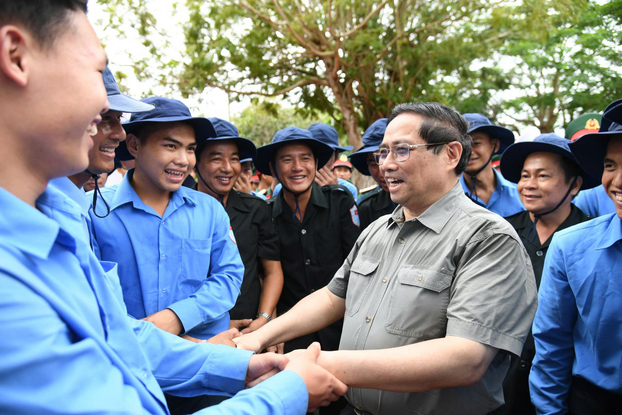 Thủ tướng Phạm Minh Chính thăm hỏi động viên cán bộ, chiến sĩ Đội K93 - Ảnh Phương Vũ