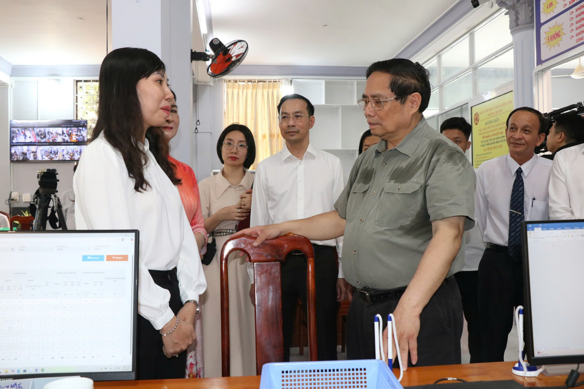 Thủ tướng thăm và làm việc tại Trung tâm hành chính công phường Thới Sơn (An Giang) - Ảnh B.T