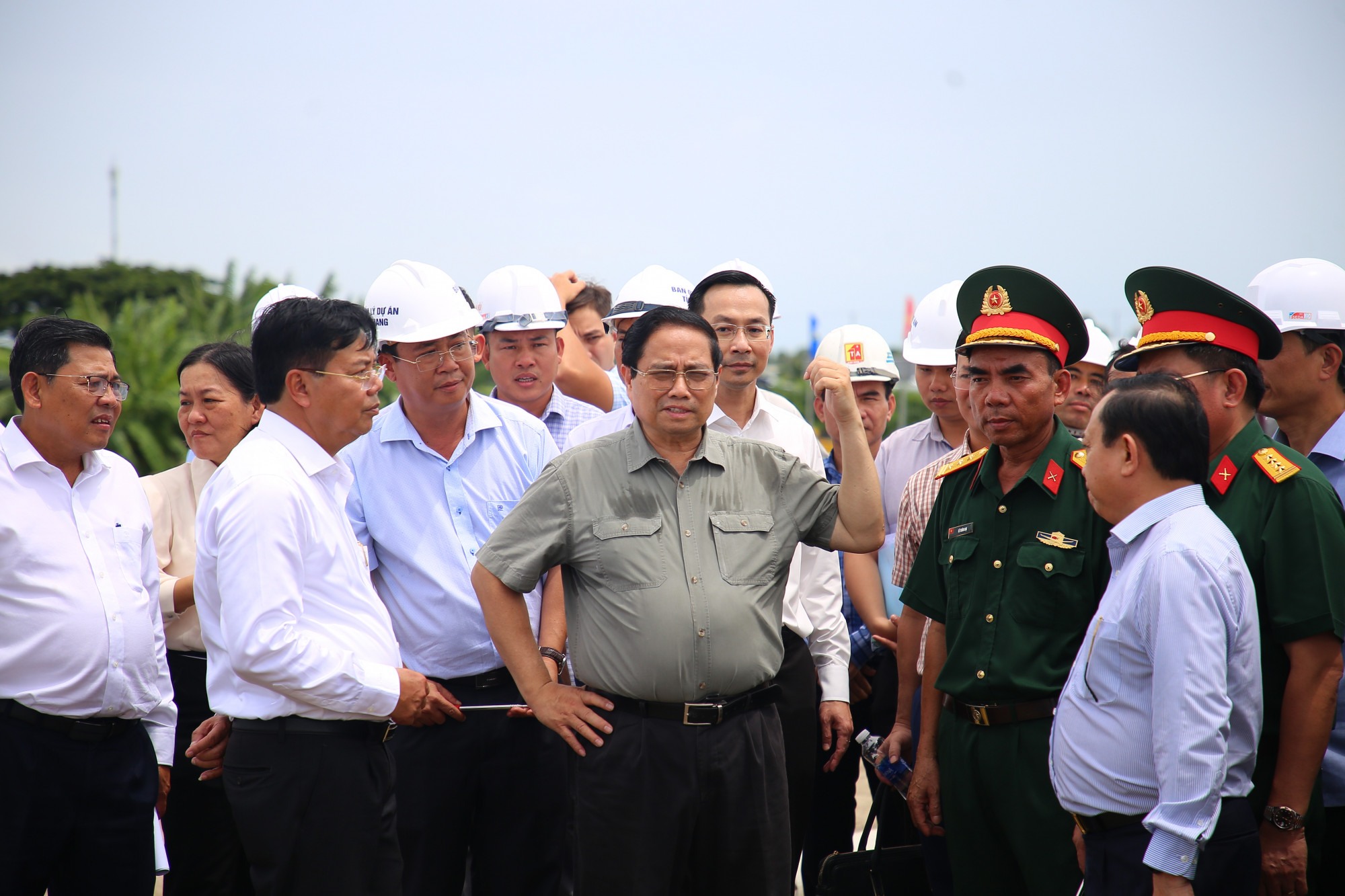 Thủ tướng Phạm Minh Chính cùng đoàn công tác khảo sát tuyến cao tôc Châu Đốc - Cần Thơ - Sóc Trăng tại Châu Đốc - Ảnh N.H