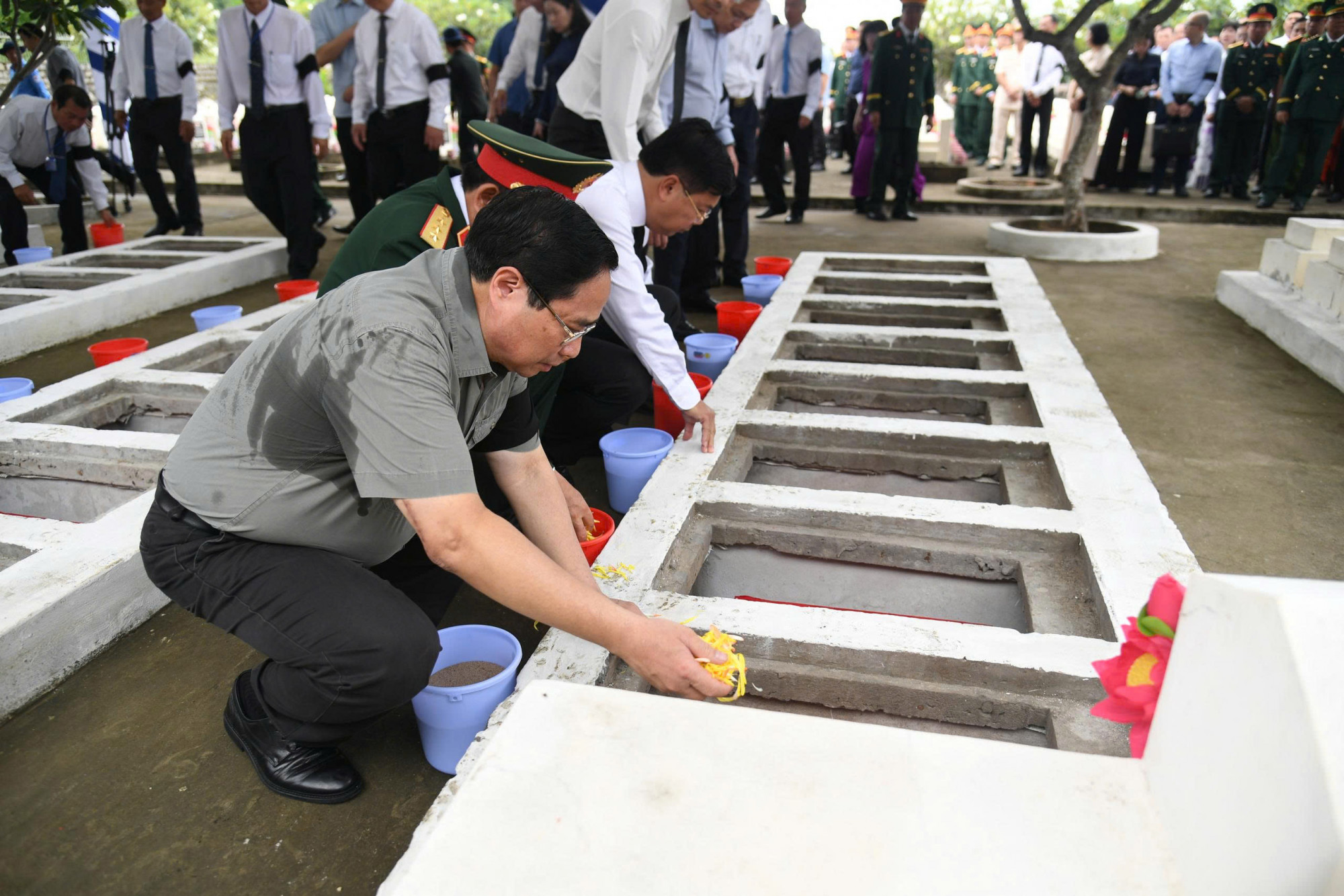 Thủ tướng Phạm Minh Chính an táng các hài cốt liệt sĩ - Ảnh Phương Vũ