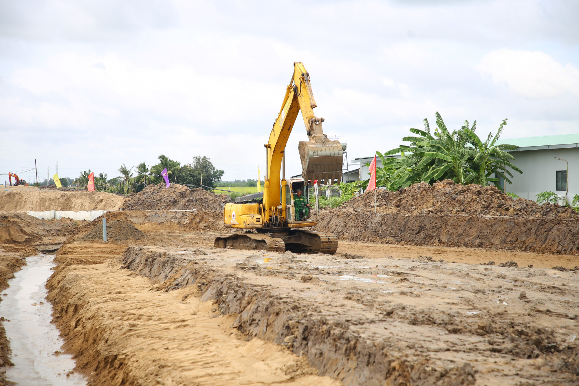 Các đơn vị thị công huy động hơn 900 kỹ sư, công nhân và 410 thiết bị, 75 mũi thi công - Ảnh N.H