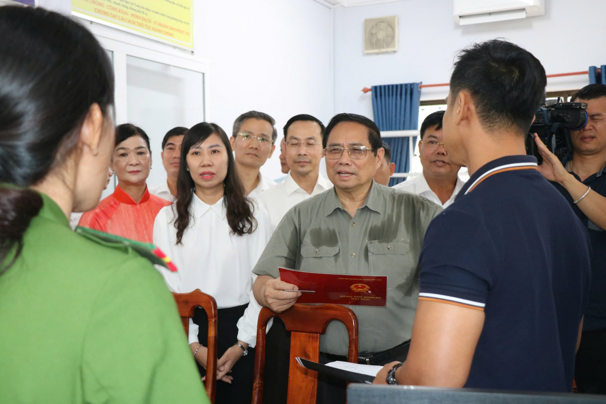 Thủ tướng Phạm Minh Chính động viên người dân và cán bội phường Thới Sơn, An Giang - Ảnh B.T