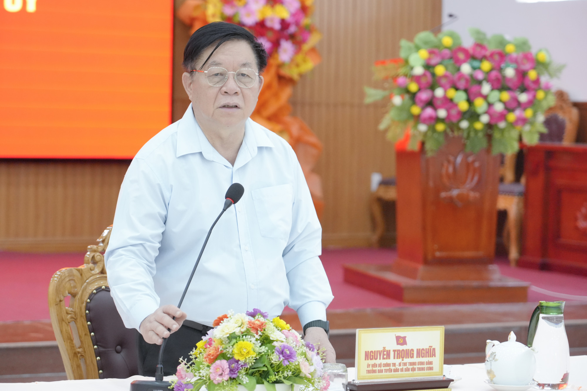 Ông Nguyễn Trọng Nghĩa - Trưởng Ban Tuyên giáo và Dân vận Trung ương làm việc với Đảng ủy Đặc khu Kiên Hải - Ảnh T.H