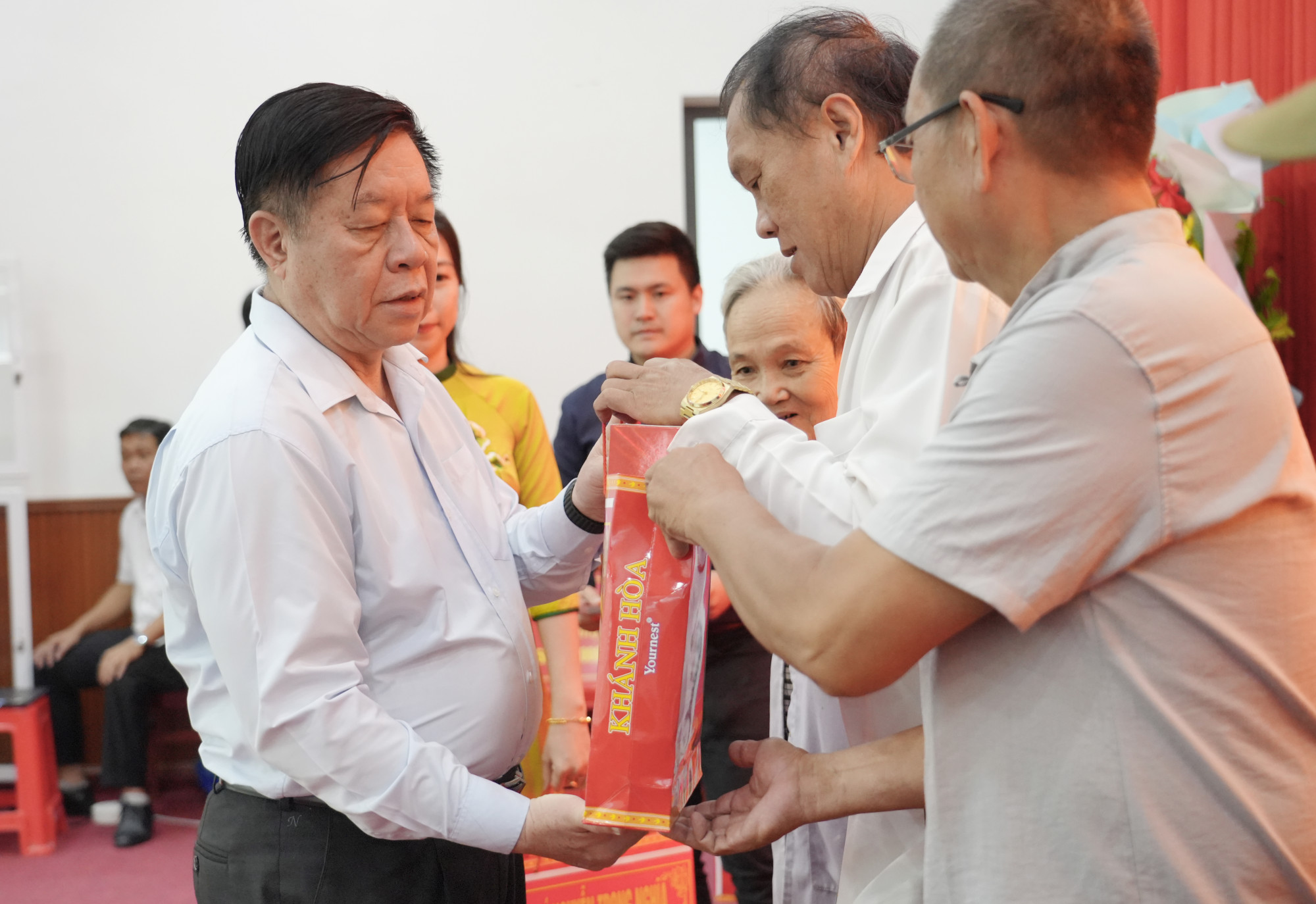 Trưởng Ban Tuyên giáo và Dân vận Trung ương Nguyễn Trọng Nghĩa tặng quà các gia đình chính sách, người có công đặc khu Kiên Hải - Ảnh T.H