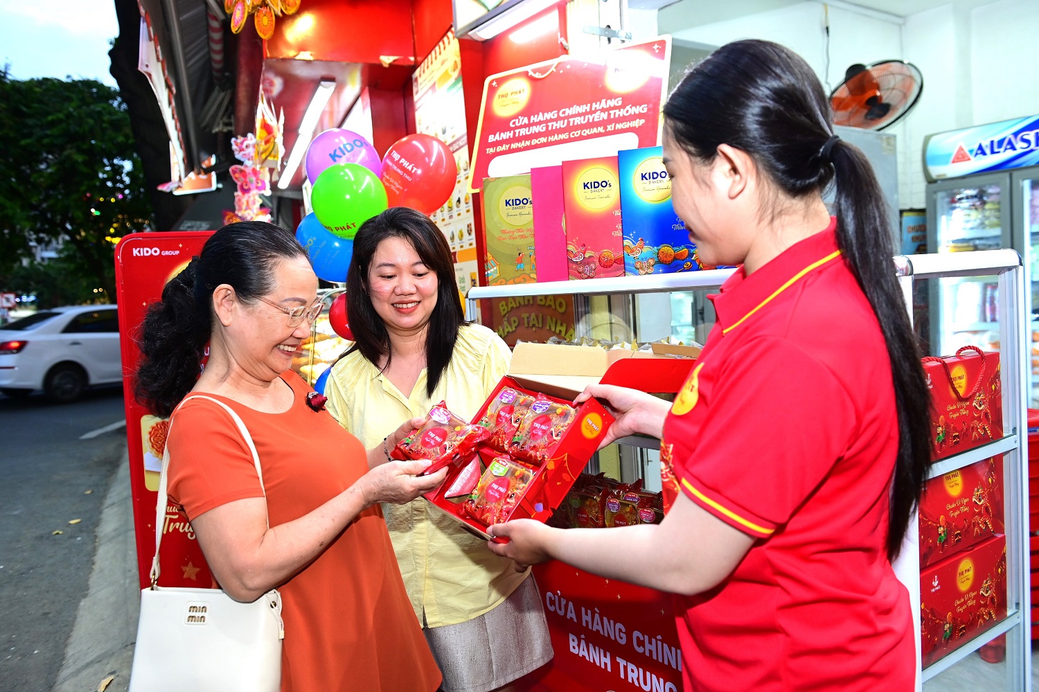 Nhiều doanh nghiệp sản xuất đưa bánh trung thu lên kệ sớm 