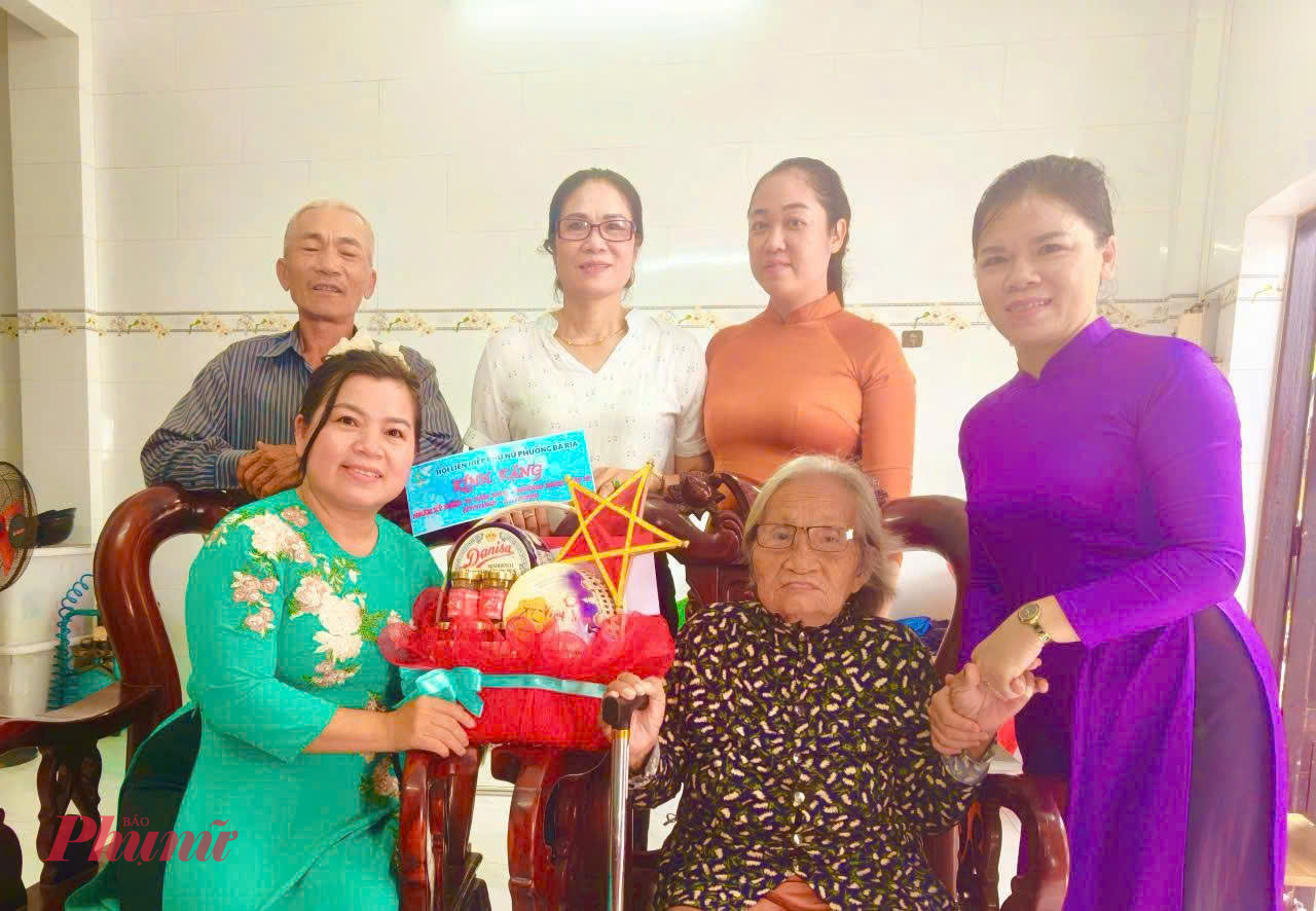 Hội LHPN phường Bà Rịa đã tổ chức đoàn đến thăm hỏi, động viên và tặng quà Mẹ Việt Nam Anh hùng Bùi Thị Đay
