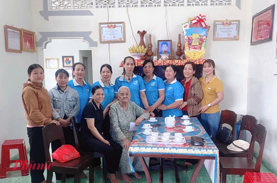 Hội LHPN xã Bàu Lâm đến thăm và tặng quà Mẹ Việt Nam Anh hùng Trần Thị Hiên,