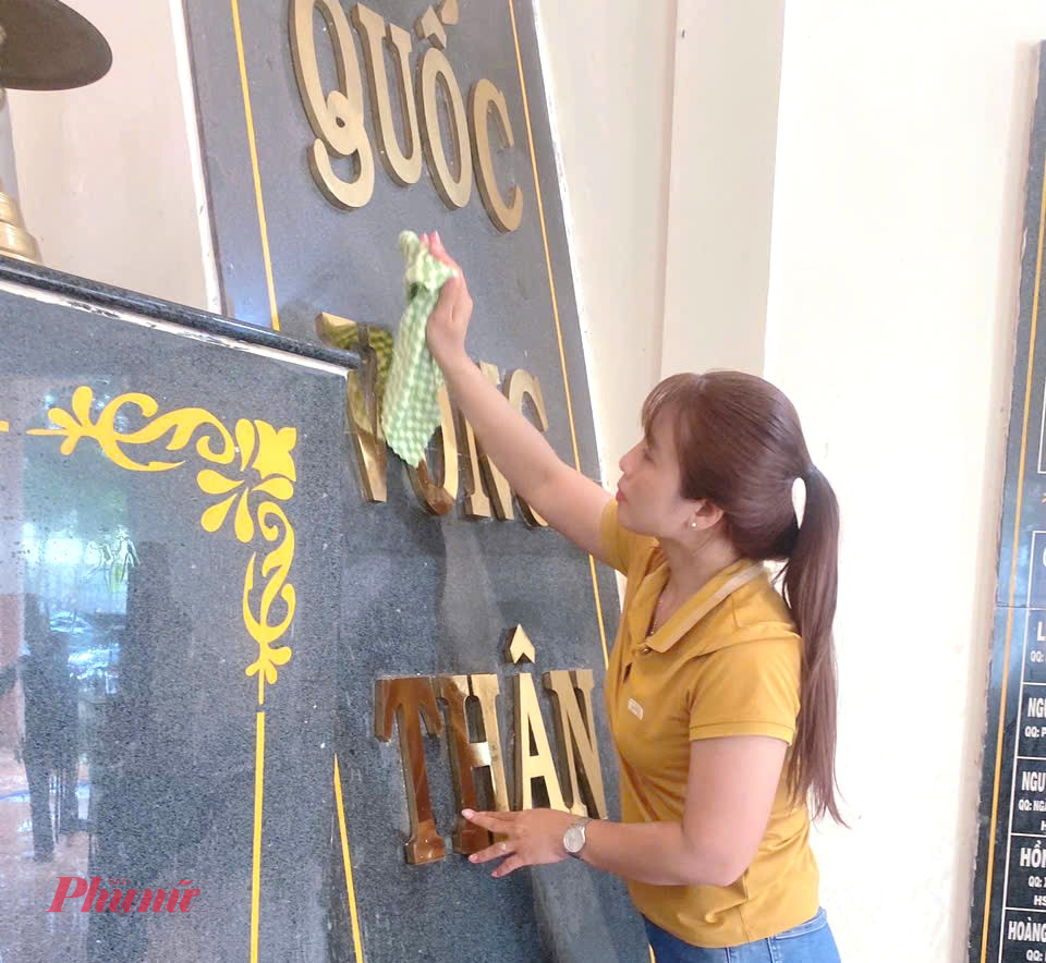 Cán bộ hội viên xã Bàu Lâm  tổ chức dọn vệ sinh tại Bia tưởng niệm Cổng đá và Đền thờ Liệt sĩ xã. 